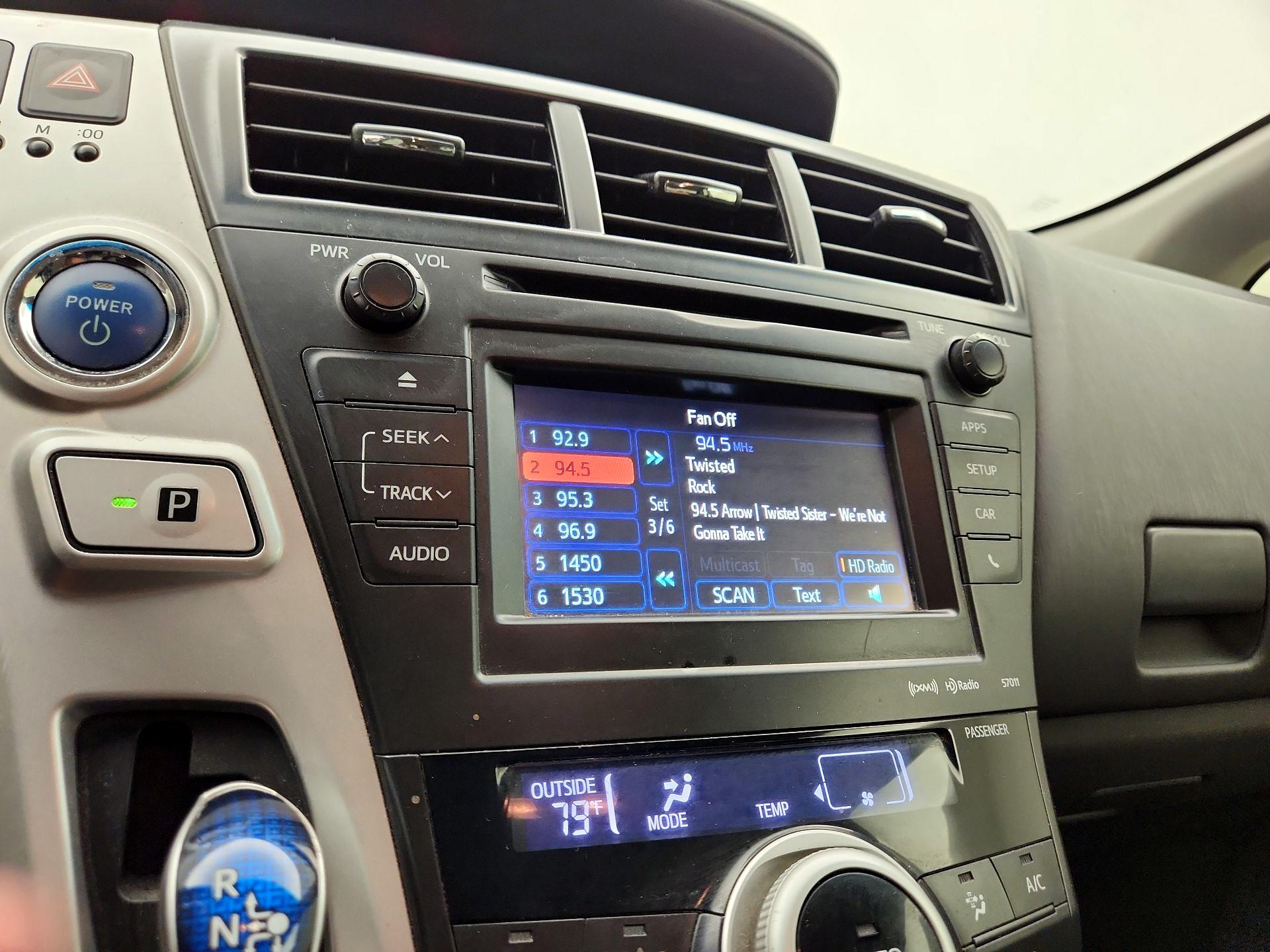 Thumbnail: 2014 Toyota Prius v - 16