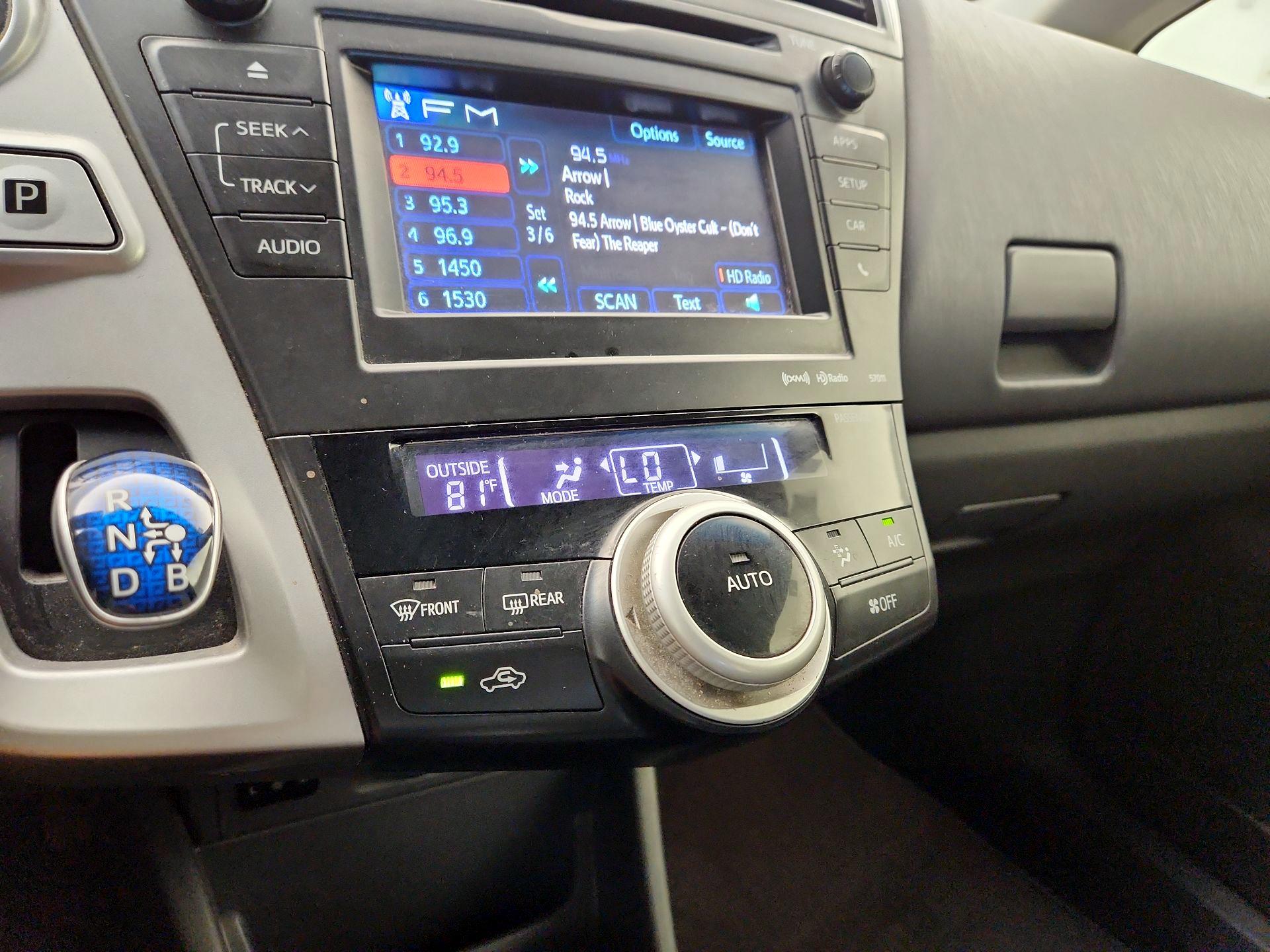 Thumbnail: 2014 Toyota Prius v - 17