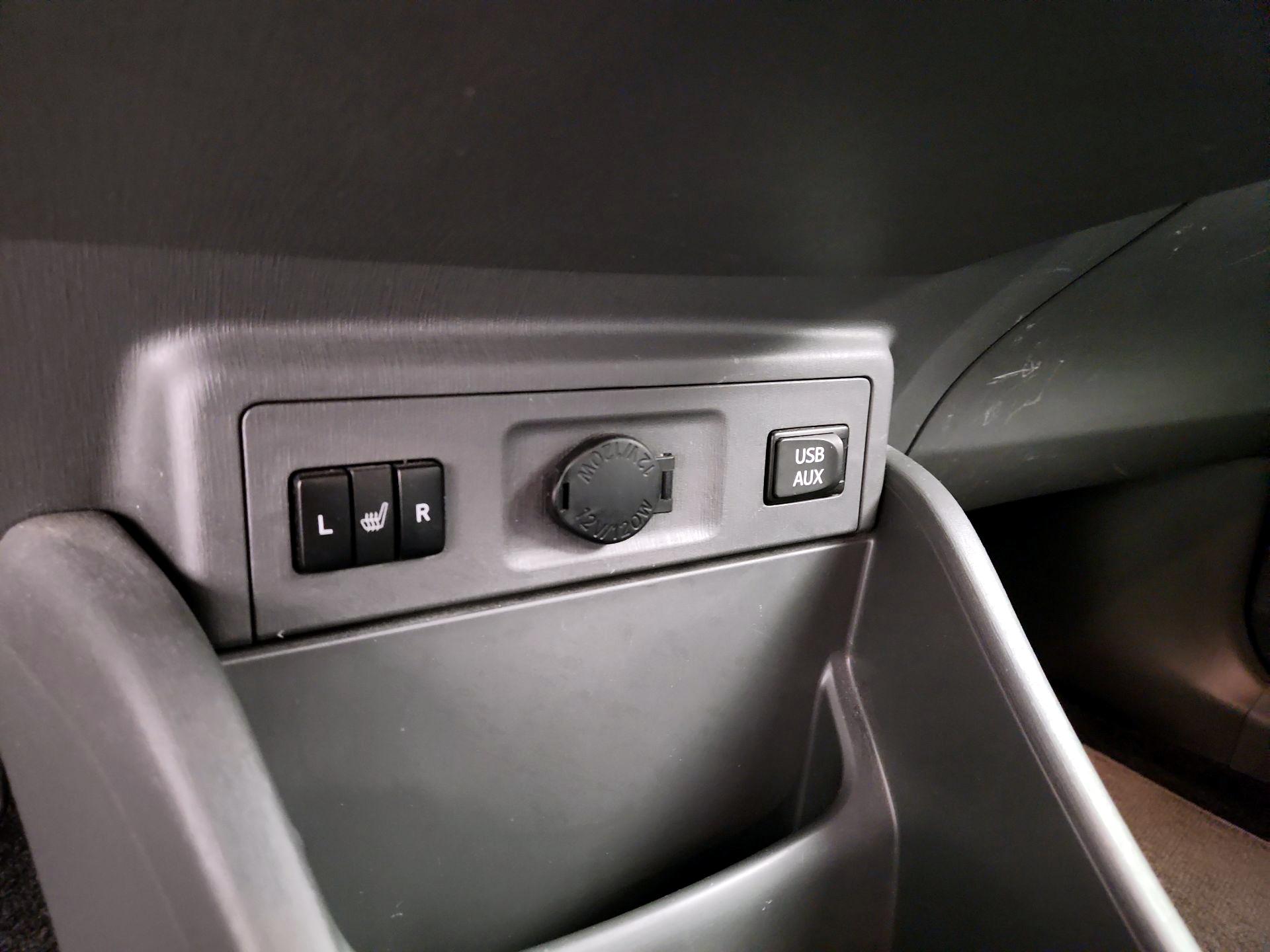 Thumbnail: 2014 Toyota Prius v - 19