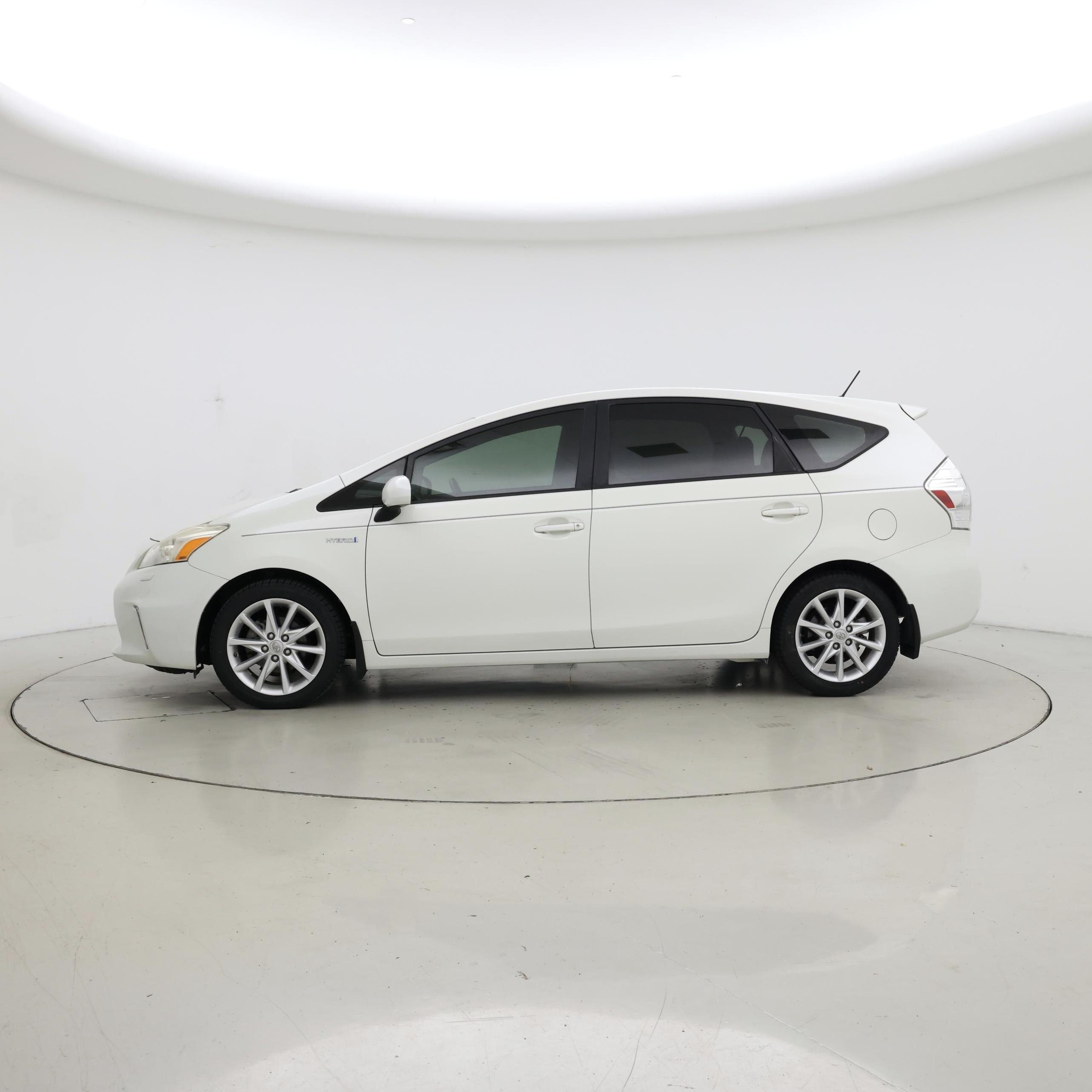 Thumbnail: 2014 Toyota Prius v - 3
