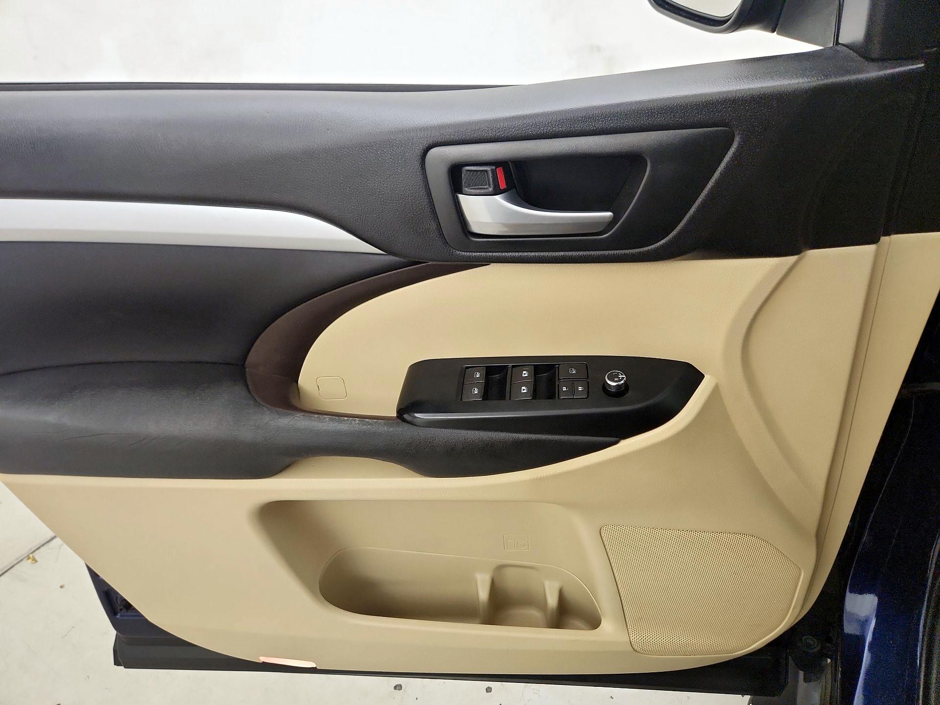Thumbnail: 2016 Toyota Highlander - 12