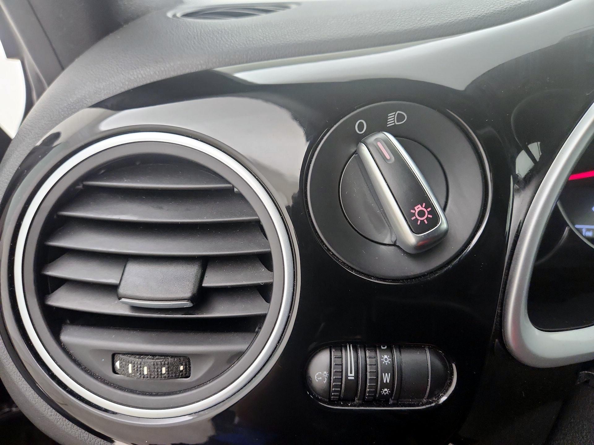 Thumbnail: 2014 Volkswagen Beetle - 13