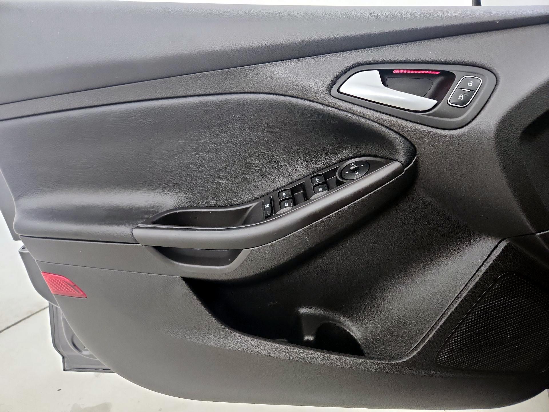 Thumbnail: 2016 Ford Focus - 12