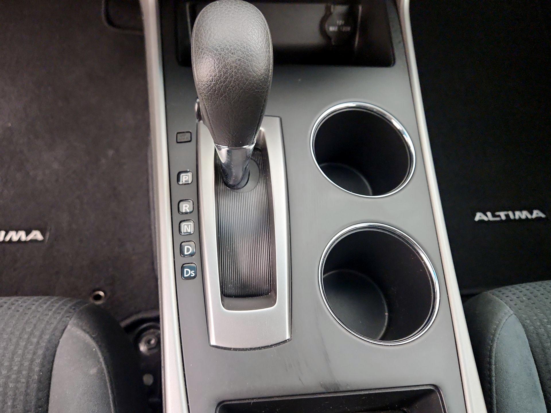 Thumbnail: 2015 Nissan Altima - 17
