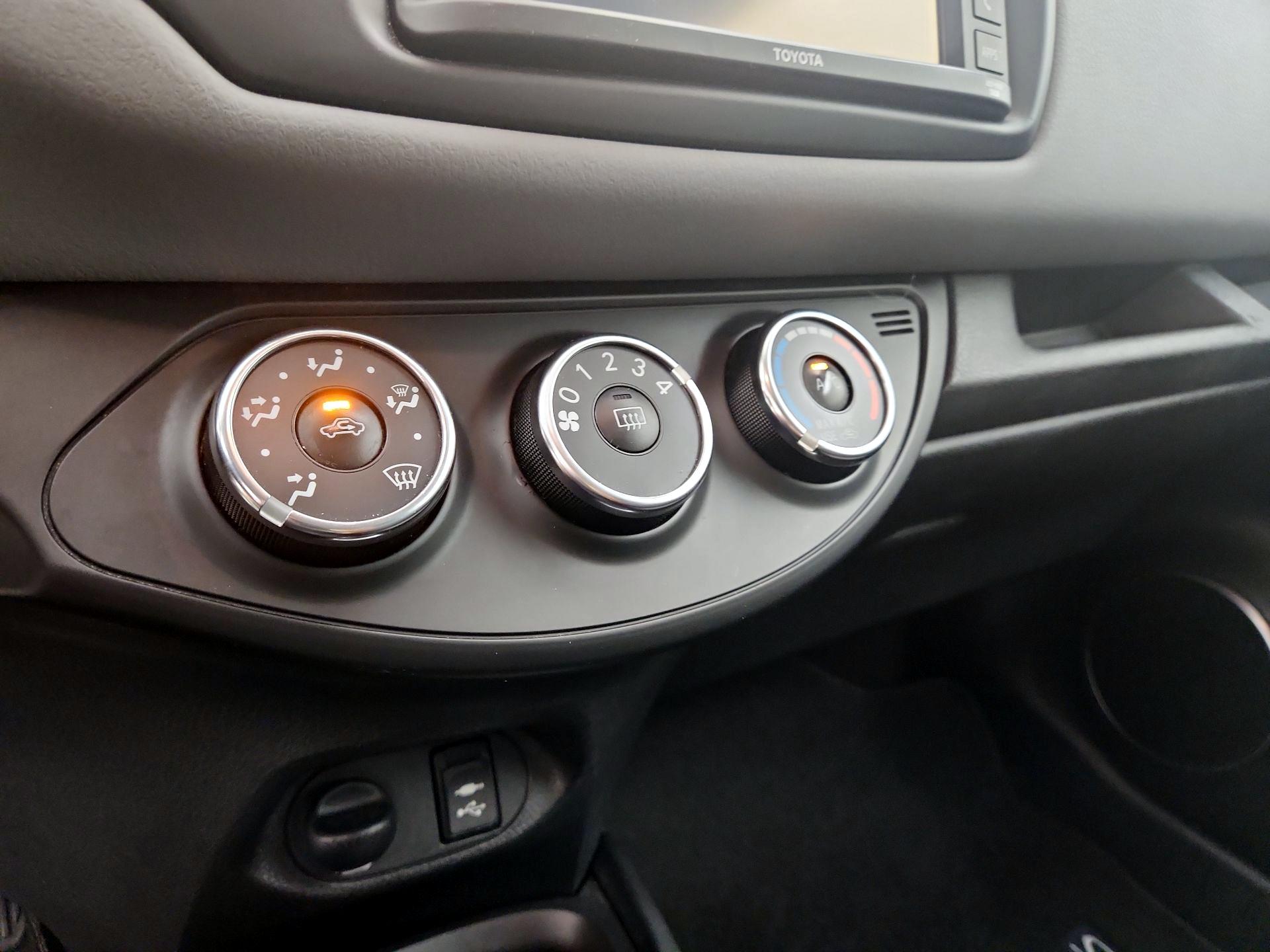Thumbnail: 2015 Toyota Yaris - 15