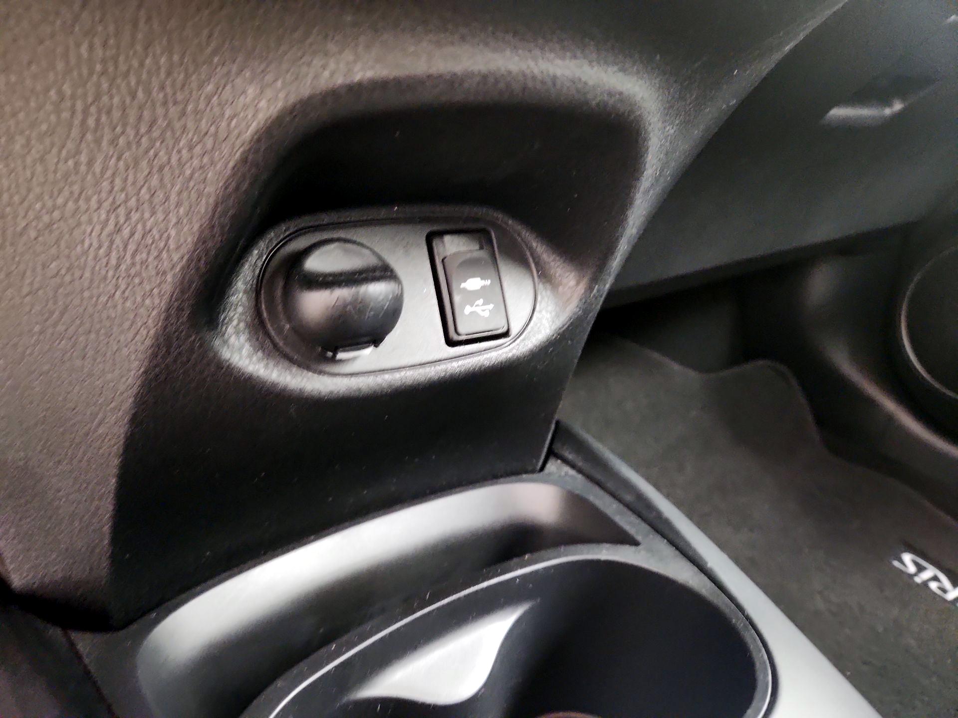 Thumbnail: 2015 Toyota Yaris - 17