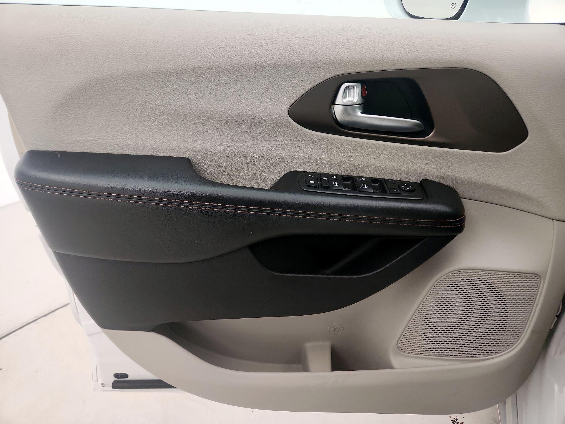 Thumbnail: 2019 Chrysler Pacifica - 12