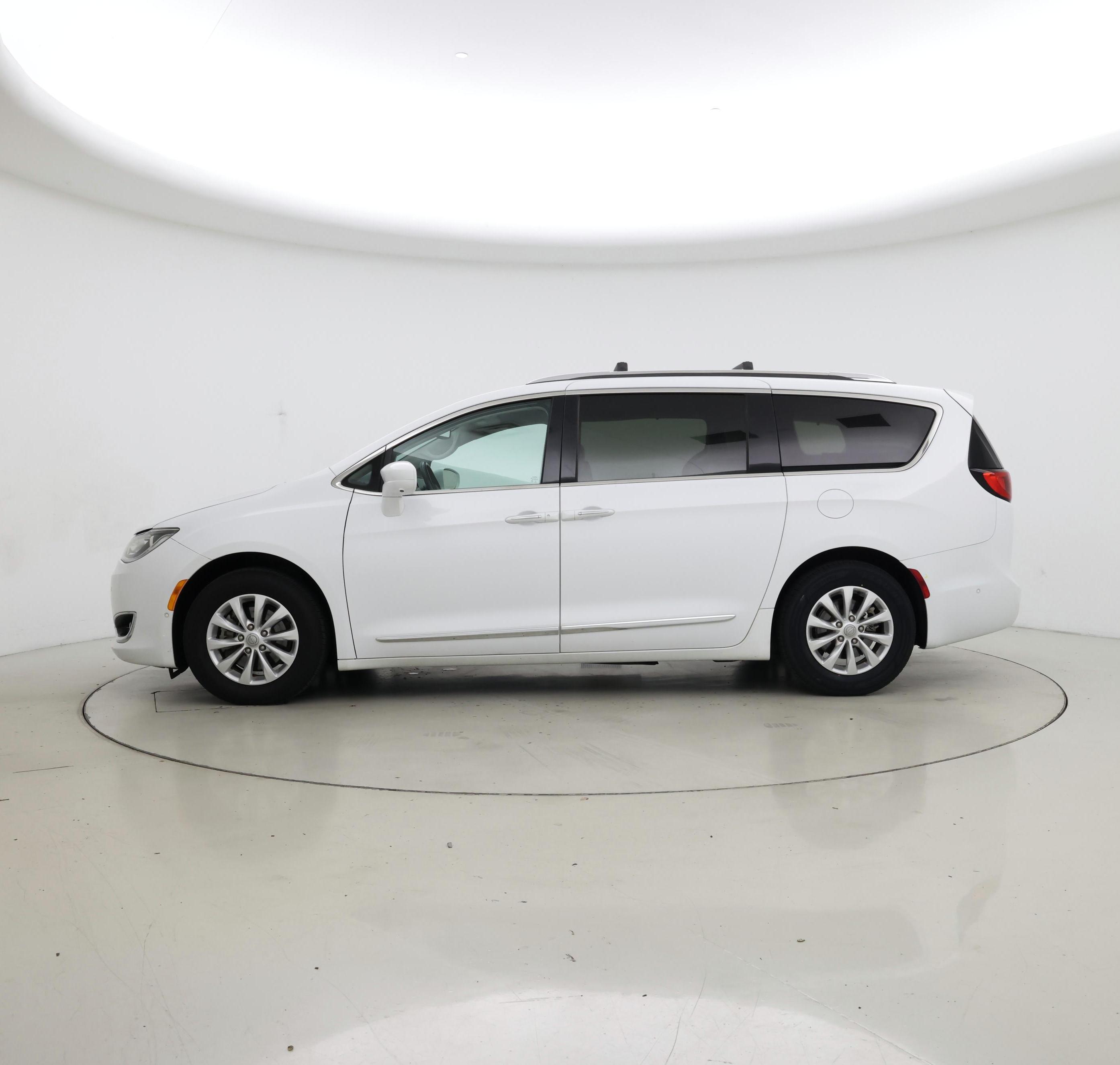 Thumbnail: 2019 Chrysler Pacifica - 3