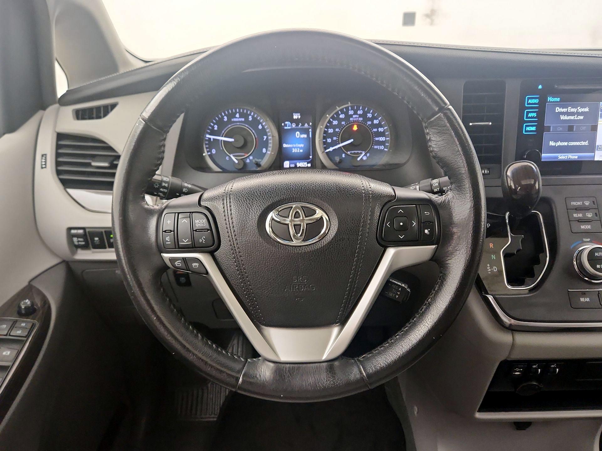 Thumbnail: 2017 Toyota Sienna - 10