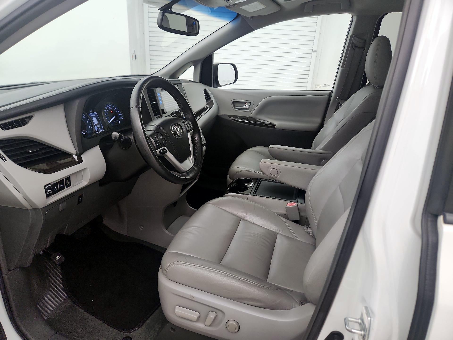 Thumbnail: 2017 Toyota Sienna - 11