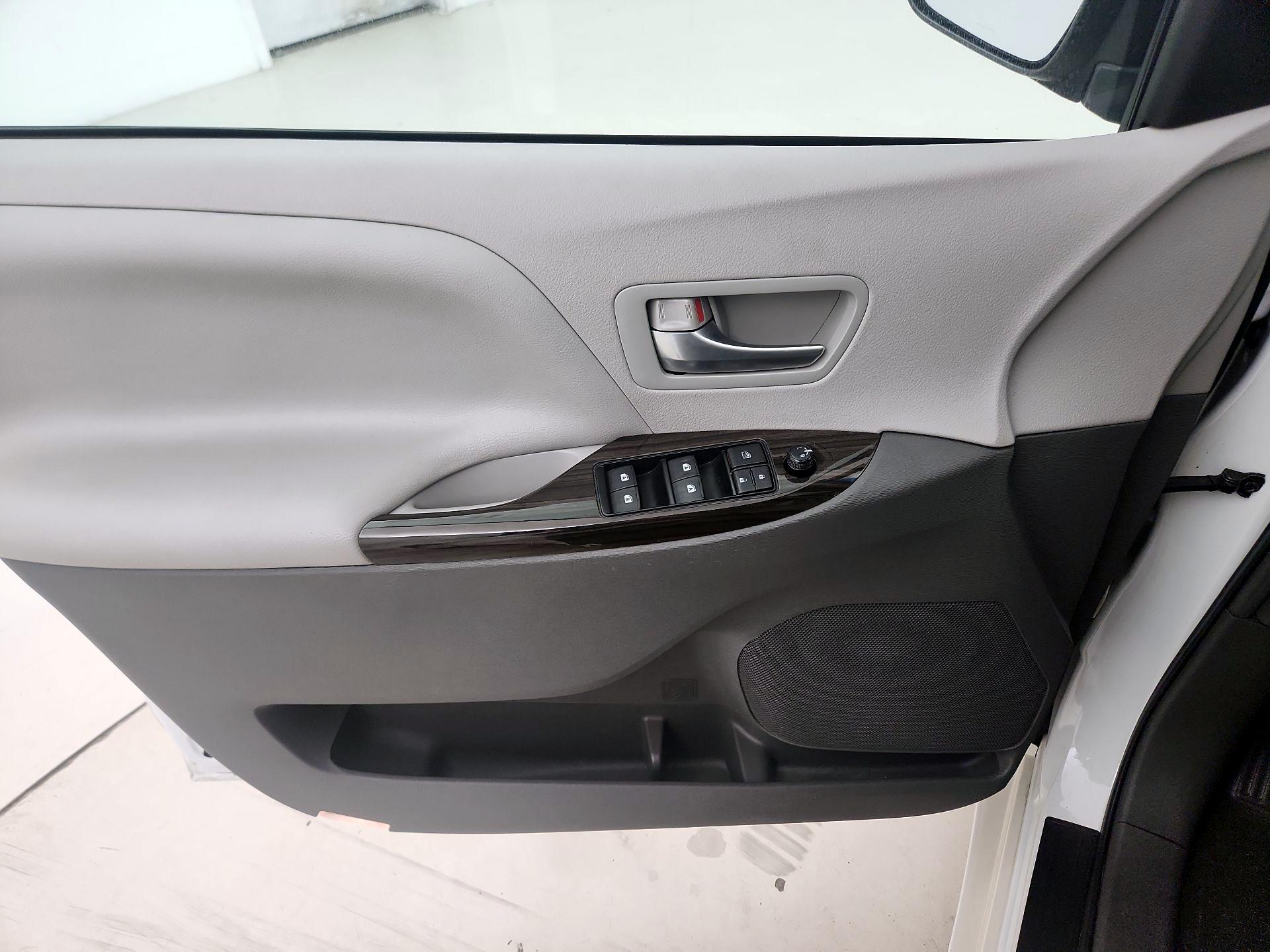 Thumbnail: 2017 Toyota Sienna - 12