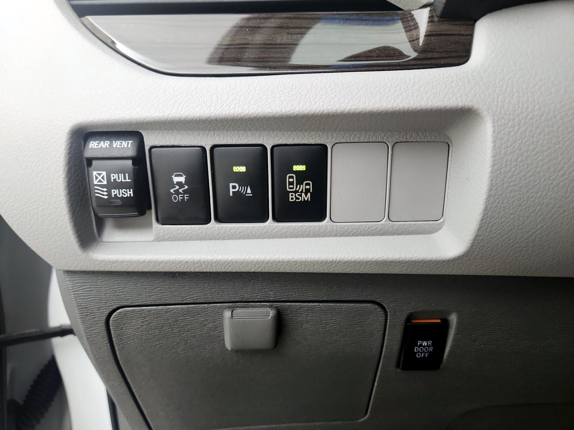 Thumbnail: 2017 Toyota Sienna - 13