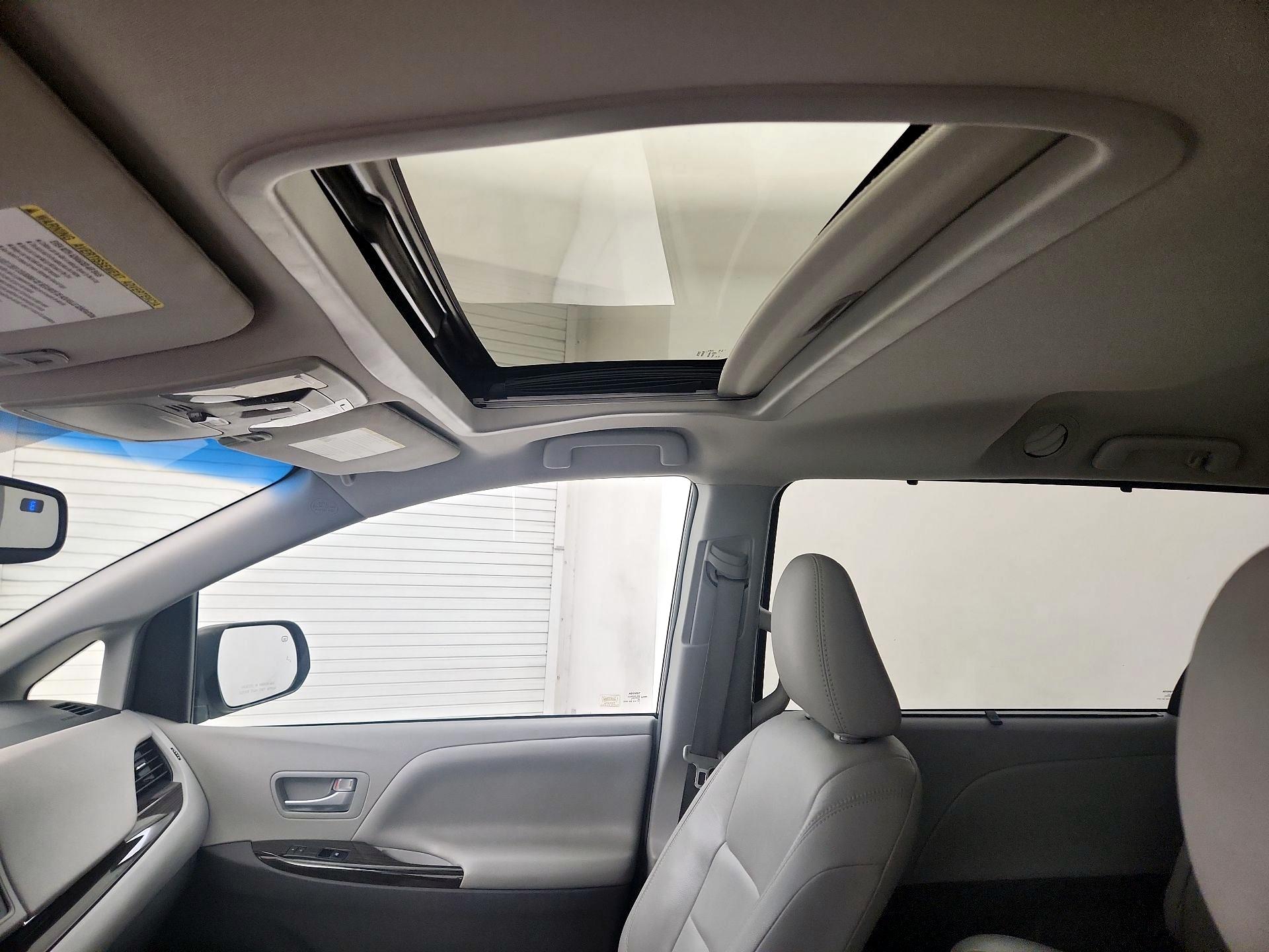 Thumbnail: 2017 Toyota Sienna - 20