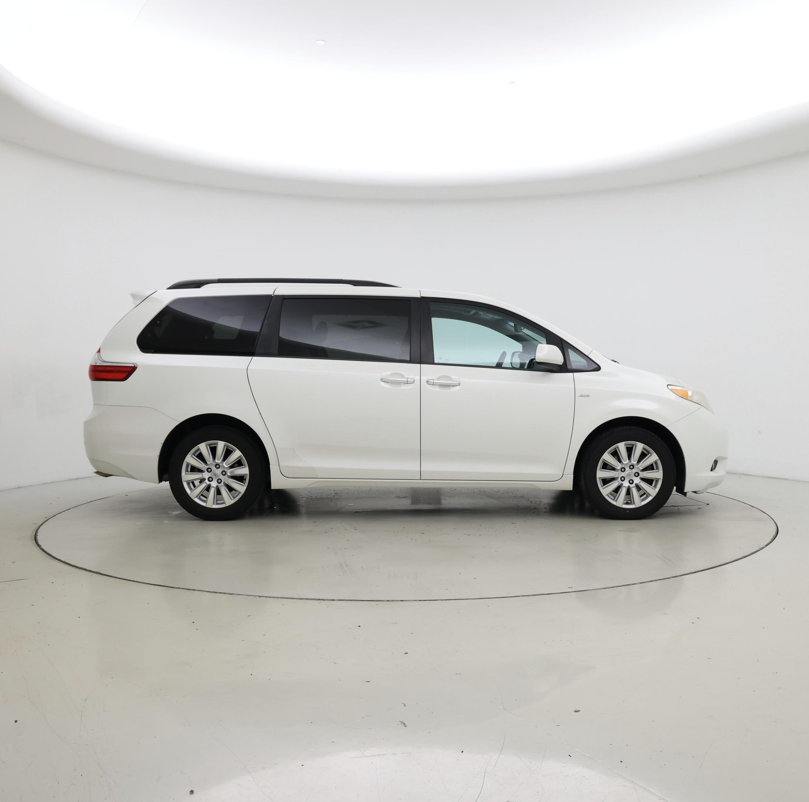 Thumbnail: 2017 Toyota Sienna - 7