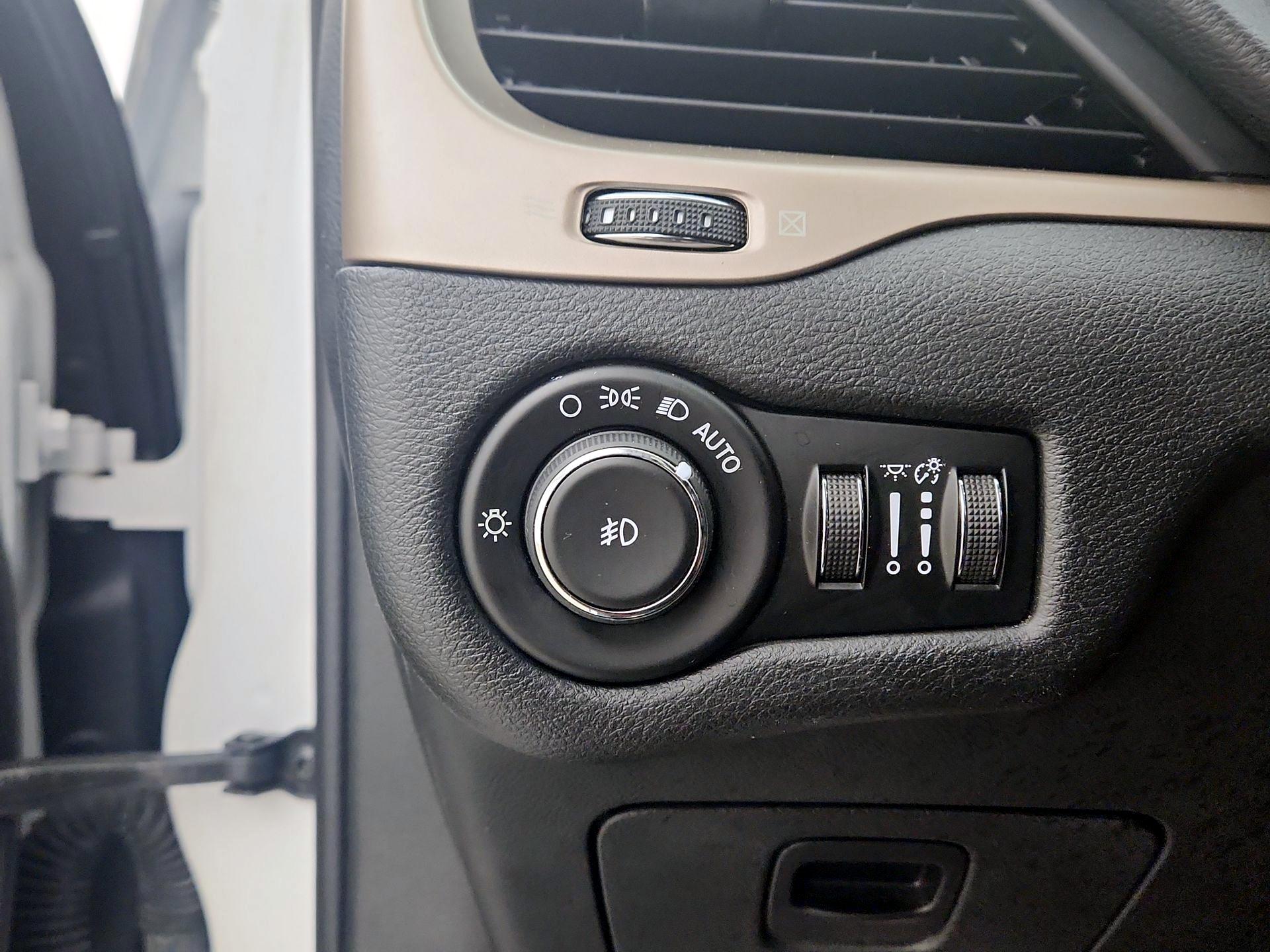Thumbnail: 2015 Jeep Cherokee - 13