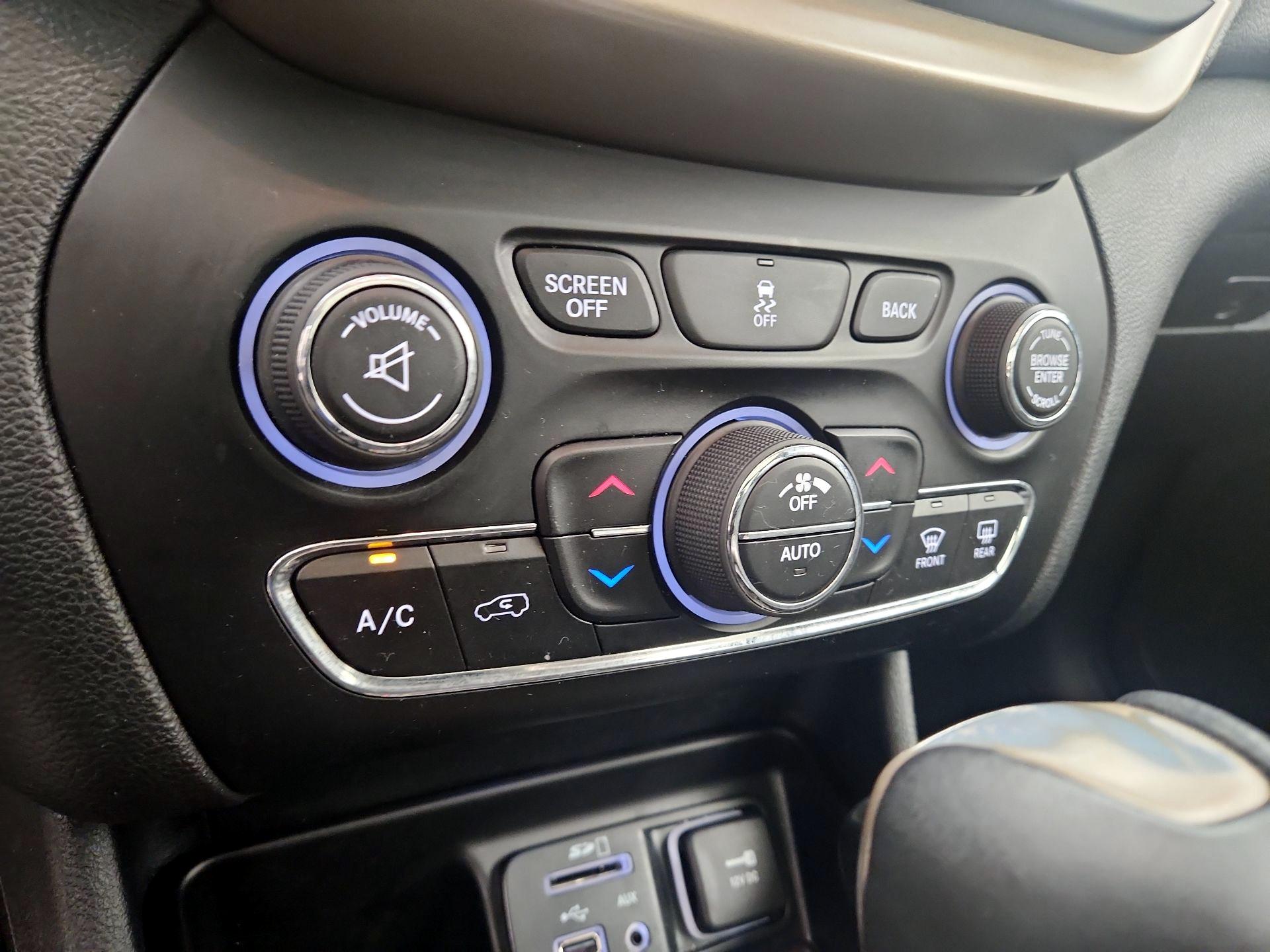 Thumbnail: 2015 Jeep Cherokee - 17