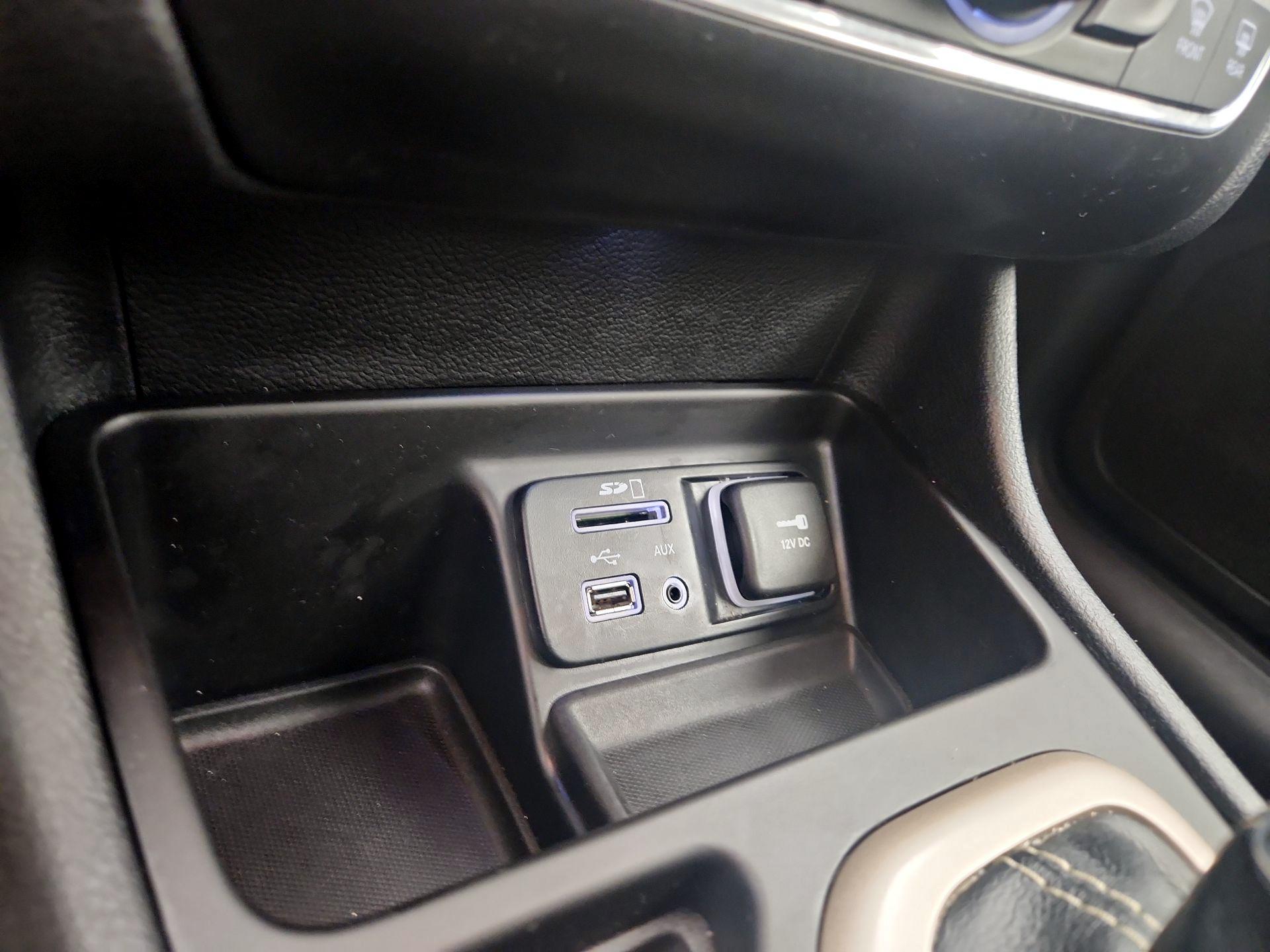Thumbnail: 2015 Jeep Cherokee - 19