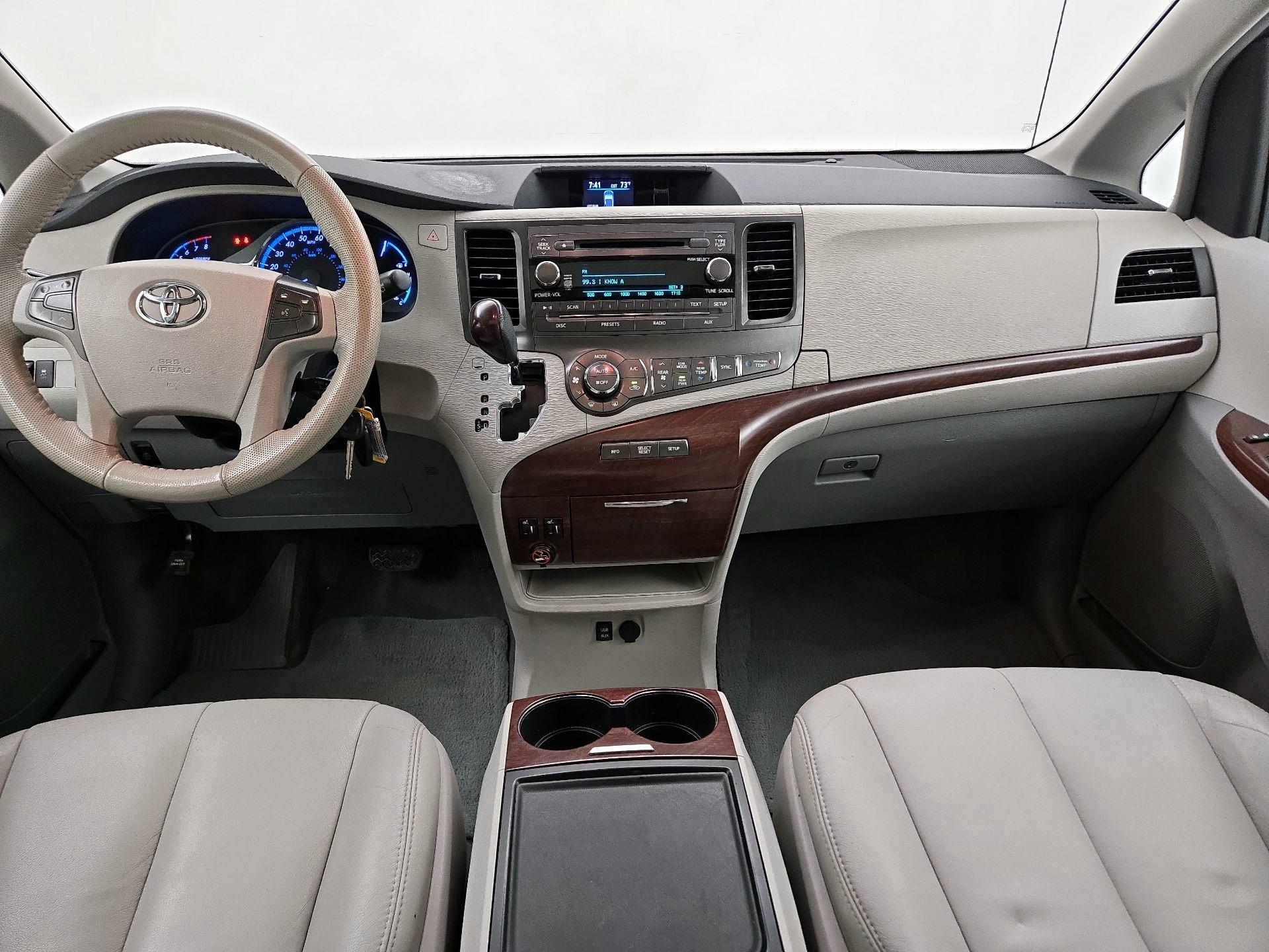 Thumbnail: 2014 Toyota Sienna - 9