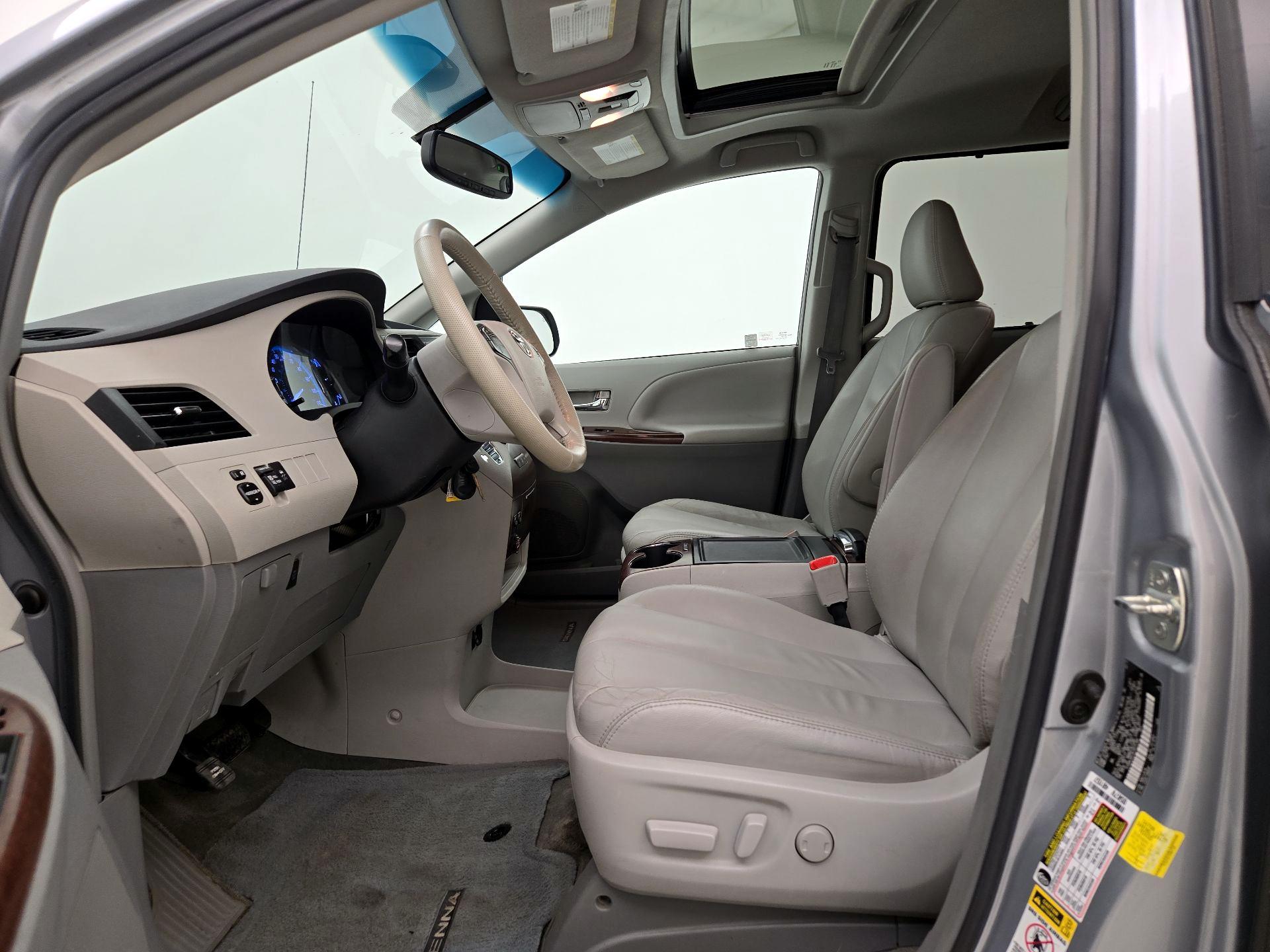 Thumbnail: 2014 Toyota Sienna - 11