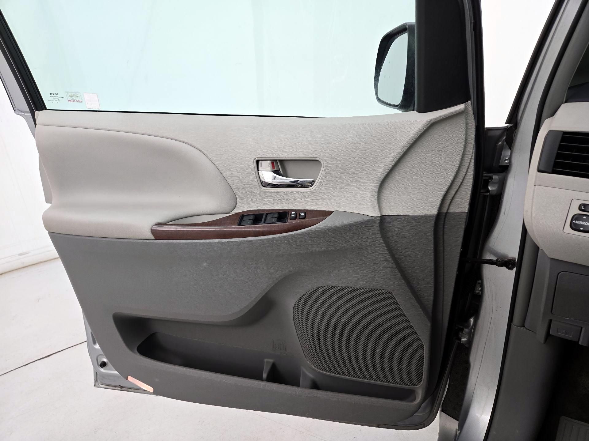 Thumbnail: 2014 Toyota Sienna - 12