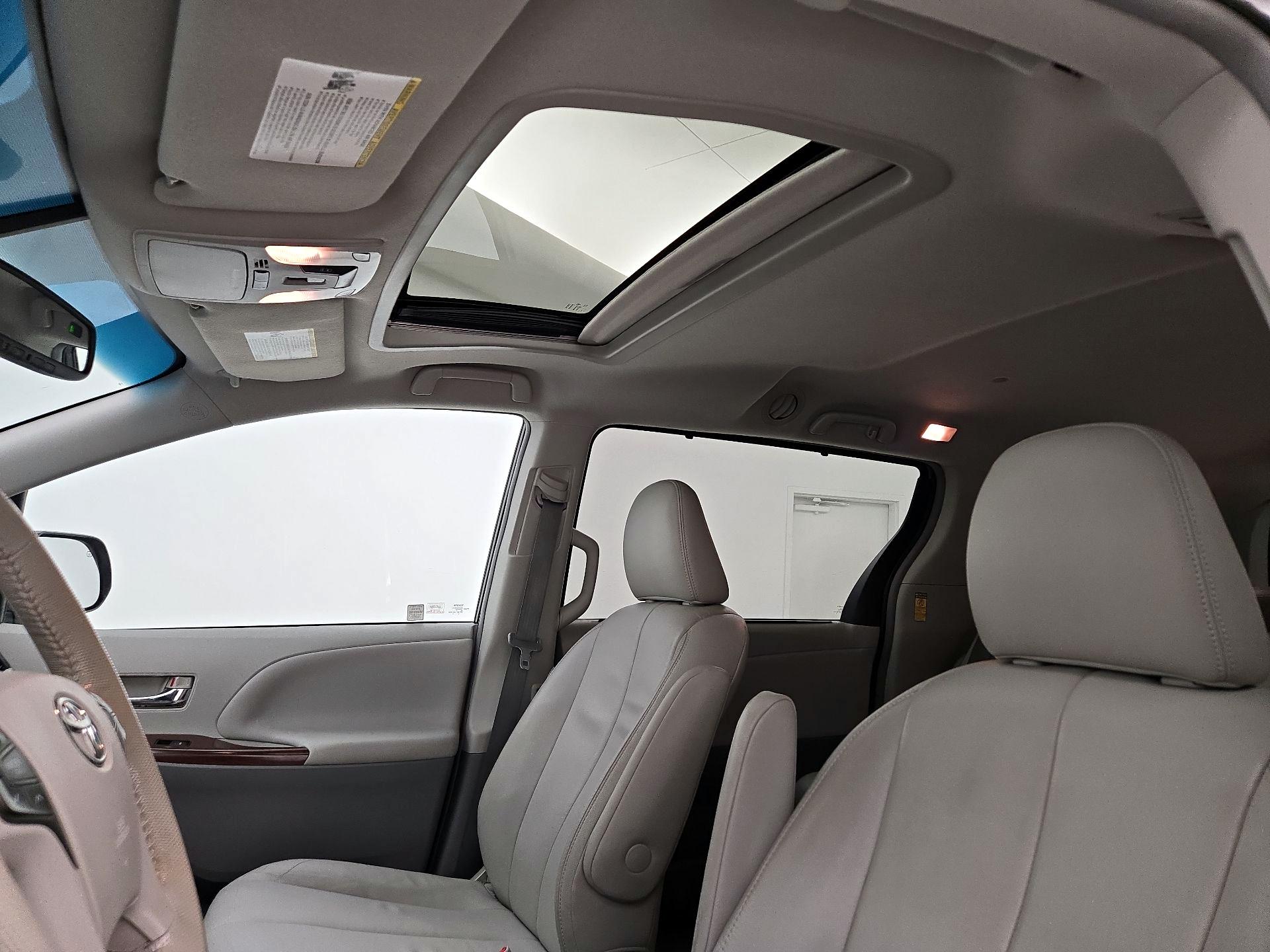 Thumbnail: 2014 Toyota Sienna - 19
