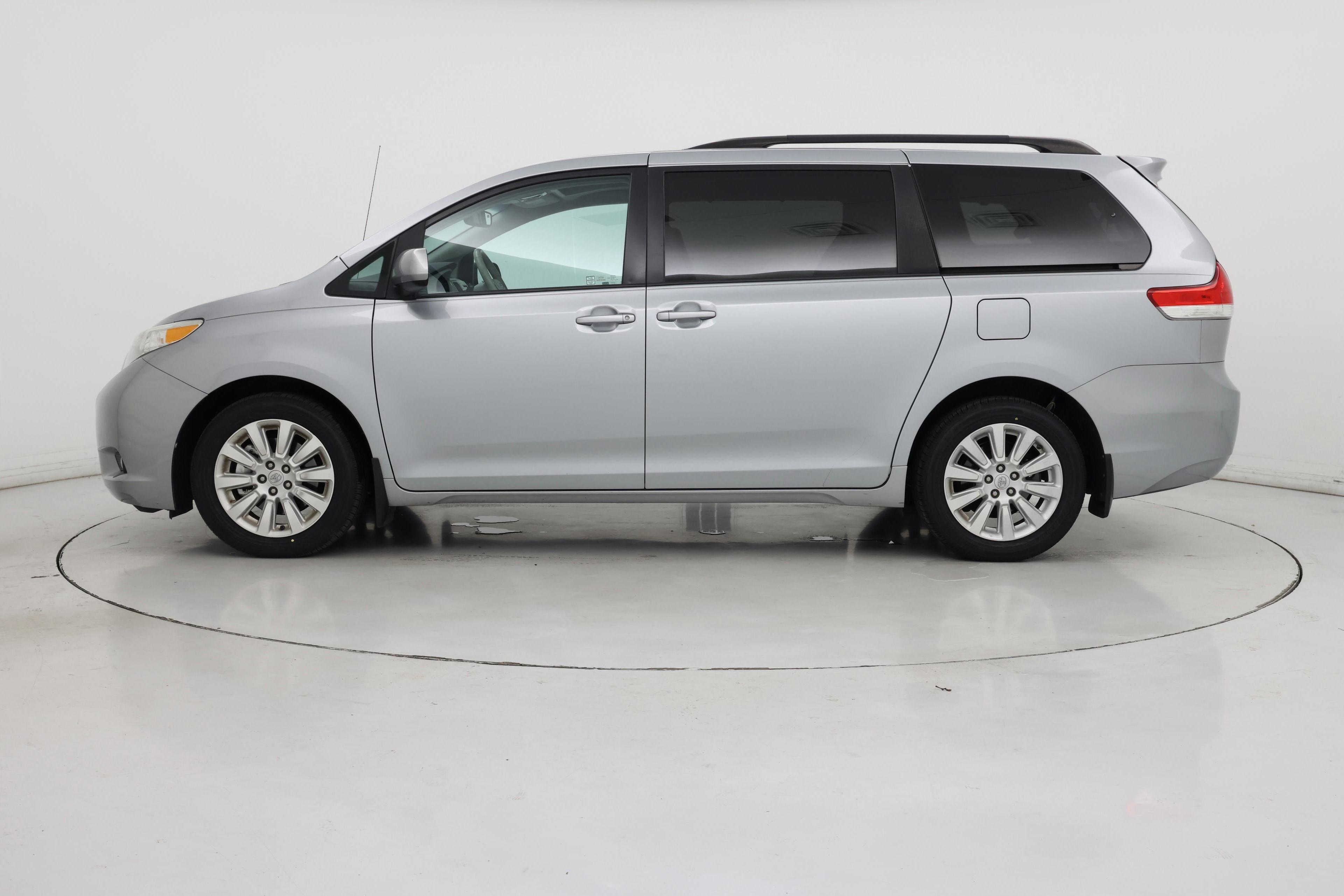 Thumbnail: 2014 Toyota Sienna - 3