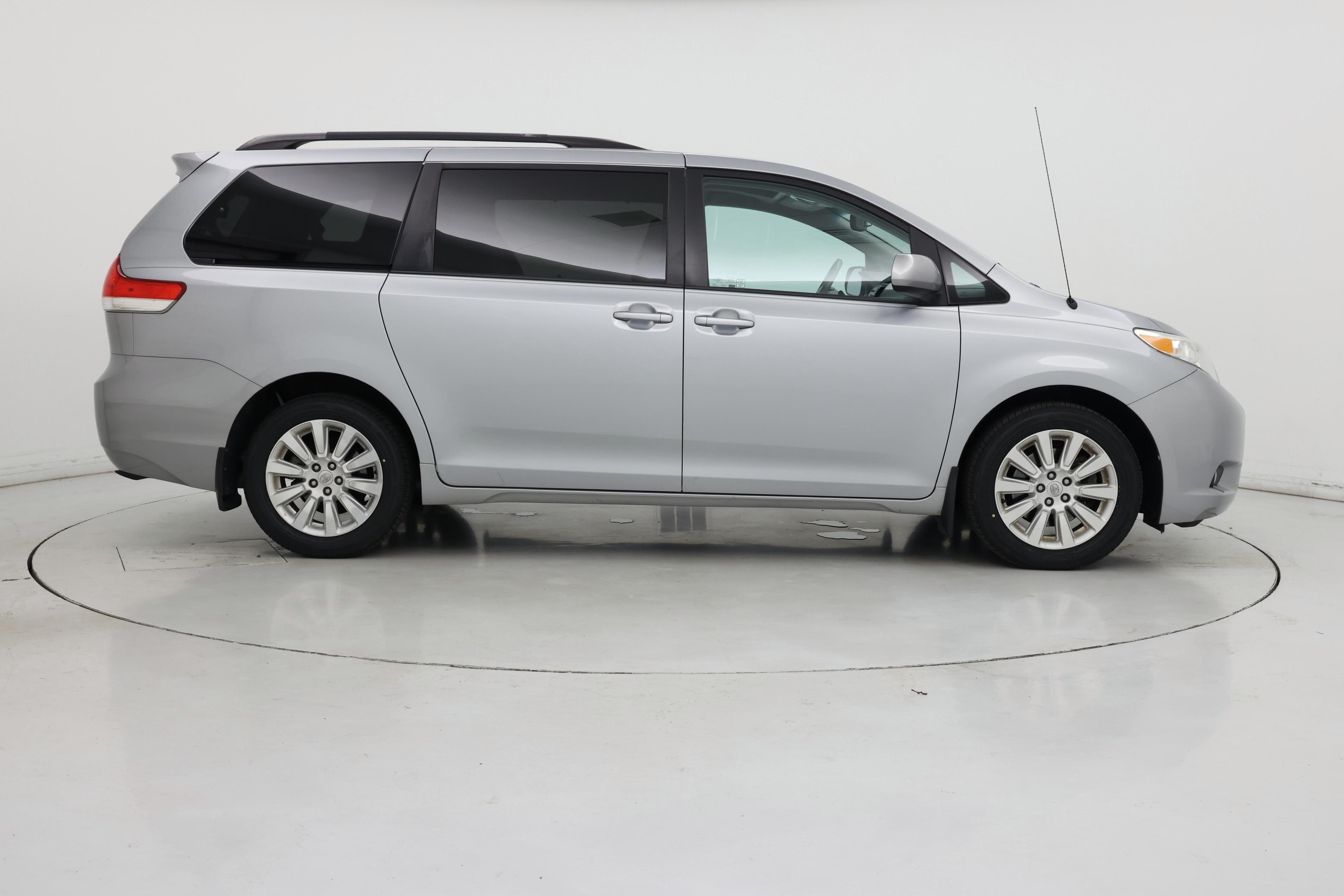 Thumbnail: 2014 Toyota Sienna - 7