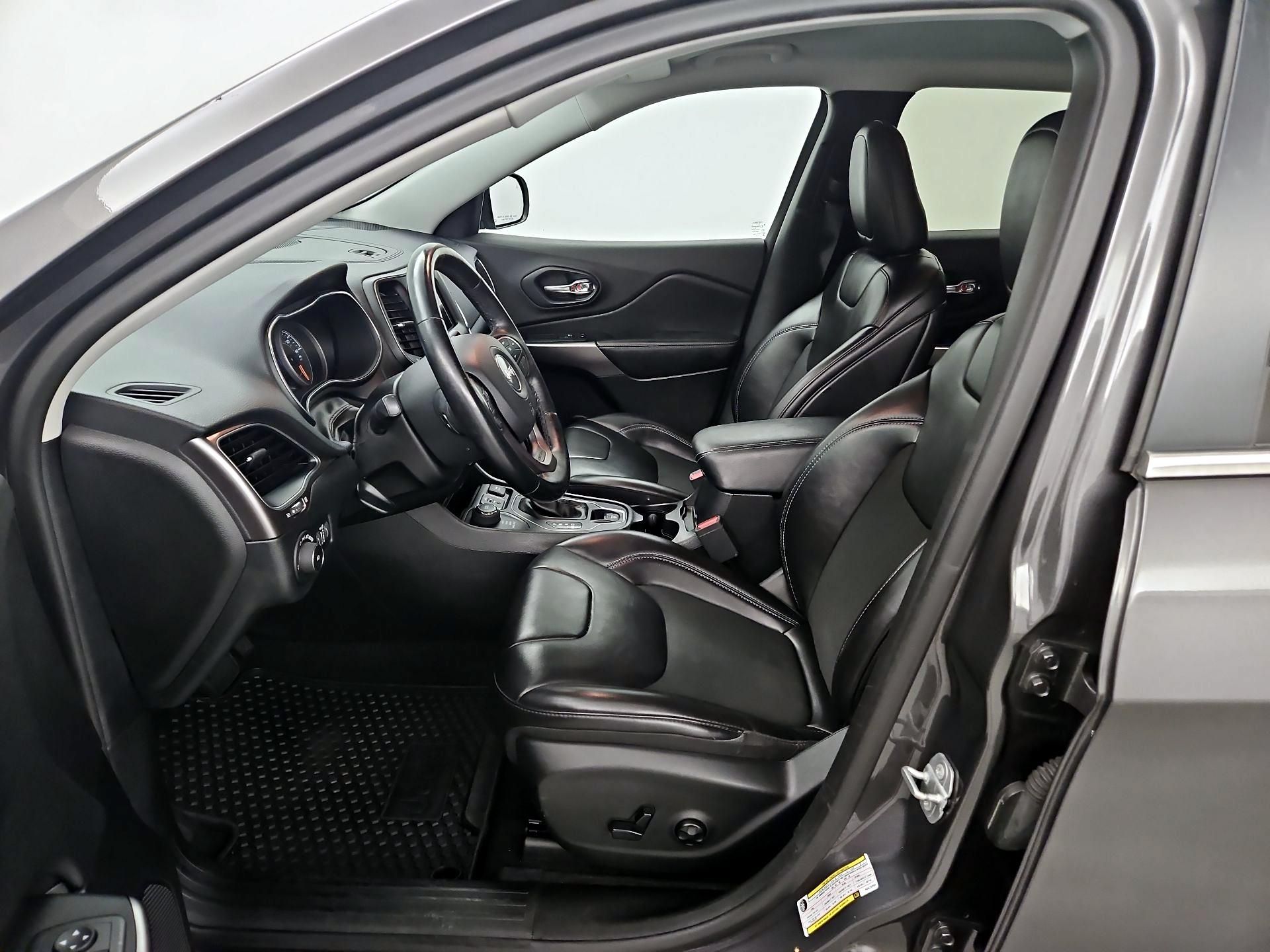 Thumbnail: 2019 Jeep Cherokee - 11