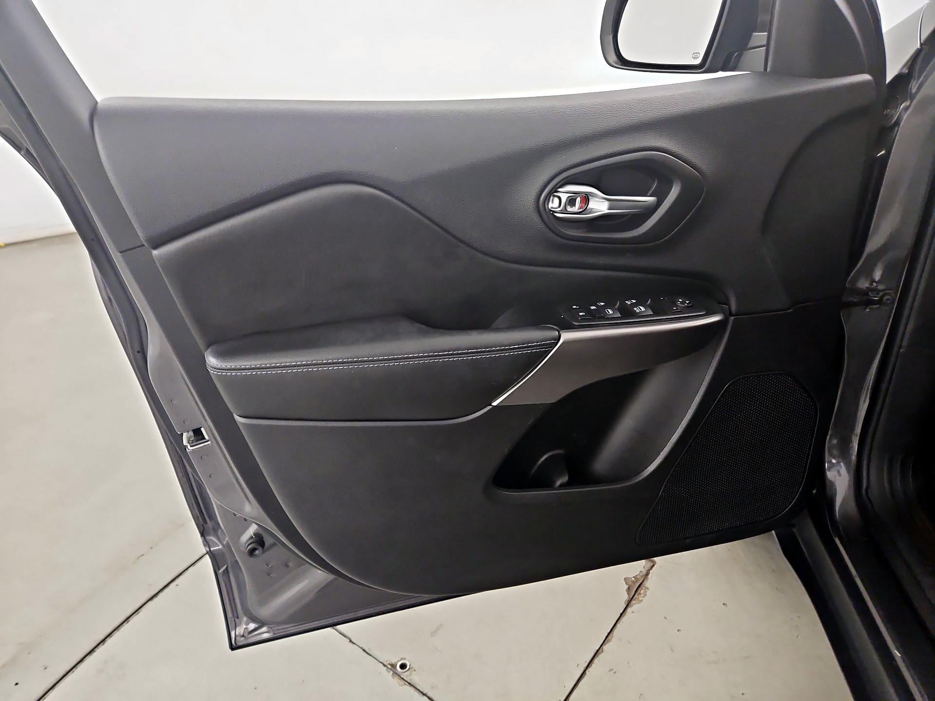 Thumbnail: 2019 Jeep Cherokee - 12