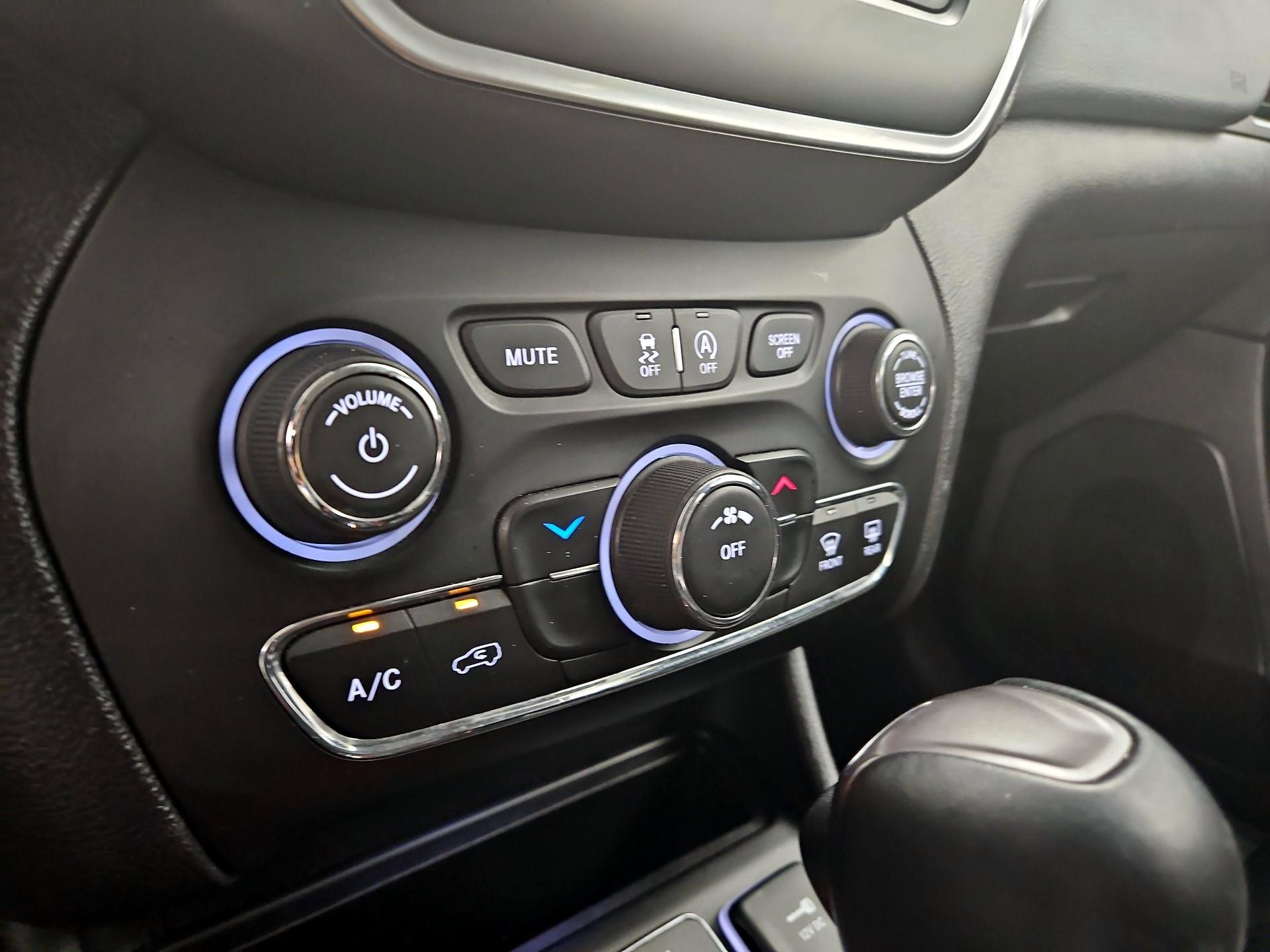 Thumbnail: 2019 Jeep Cherokee - 16