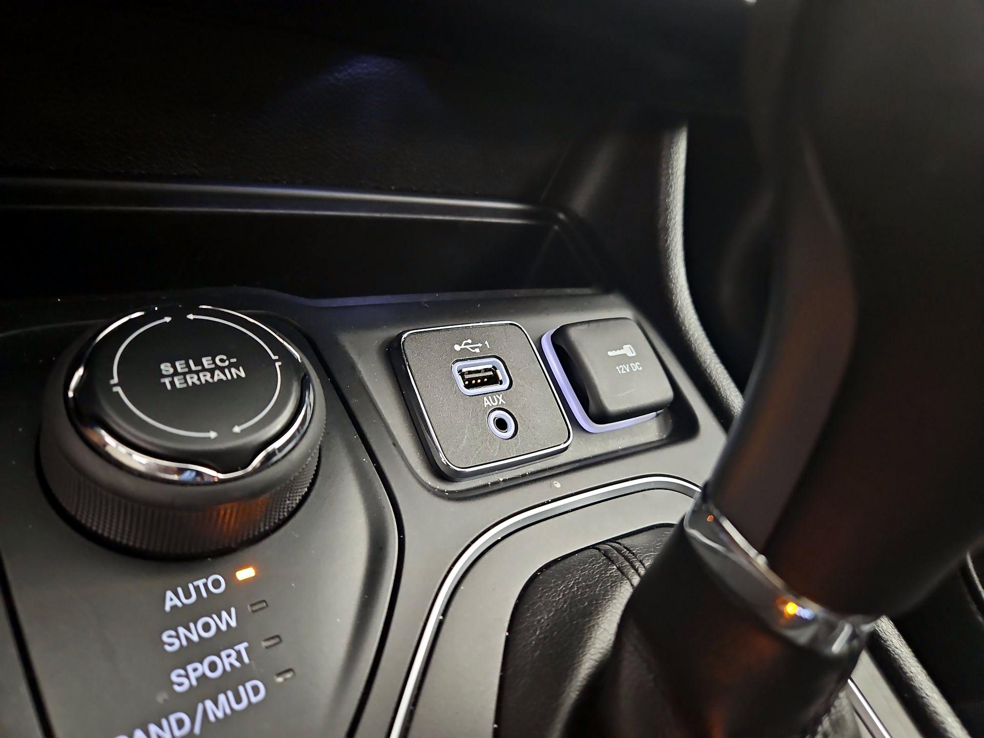Thumbnail: 2019 Jeep Cherokee - 18
