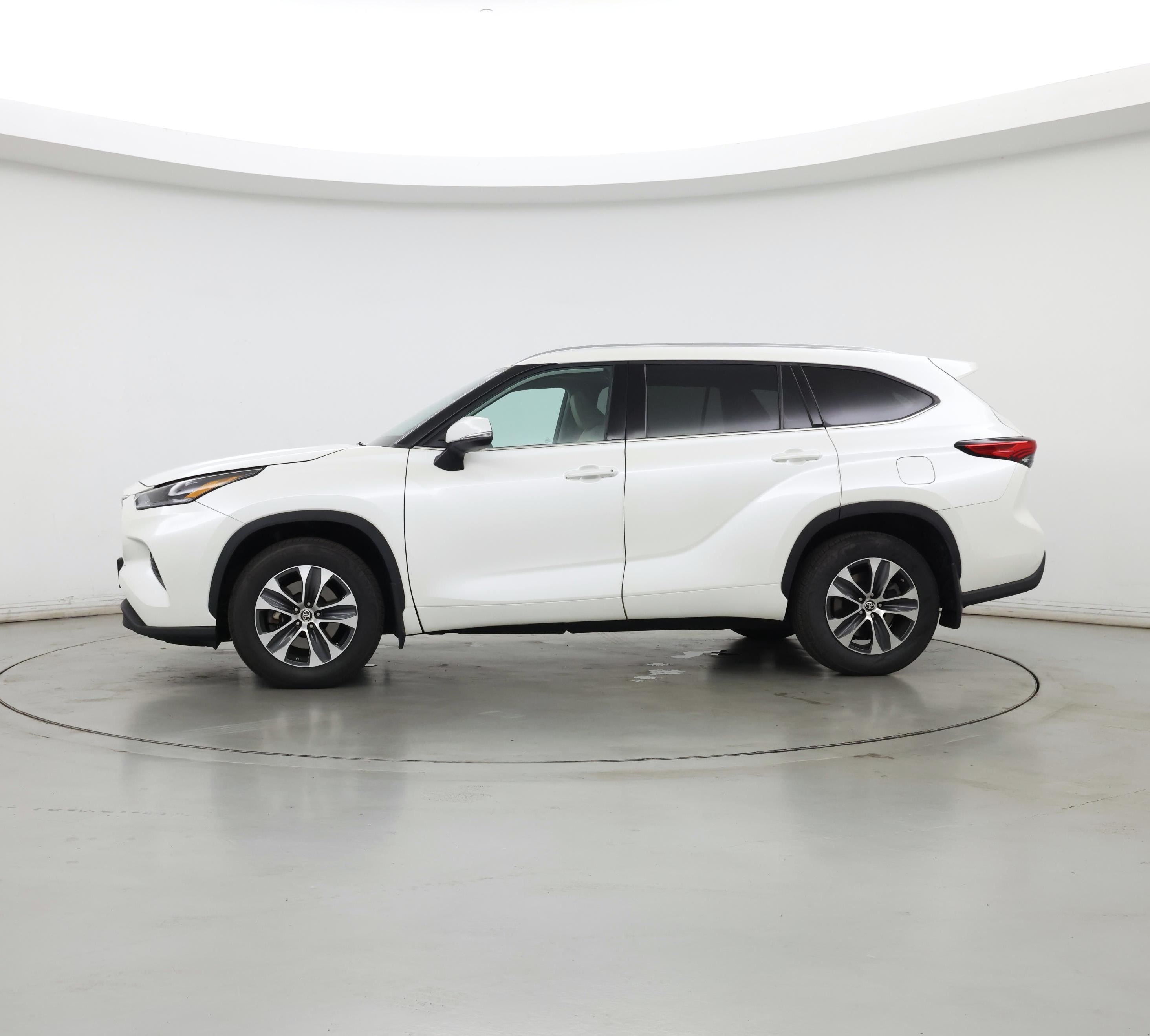 Thumbnail: 2021 Toyota Highlander - 3