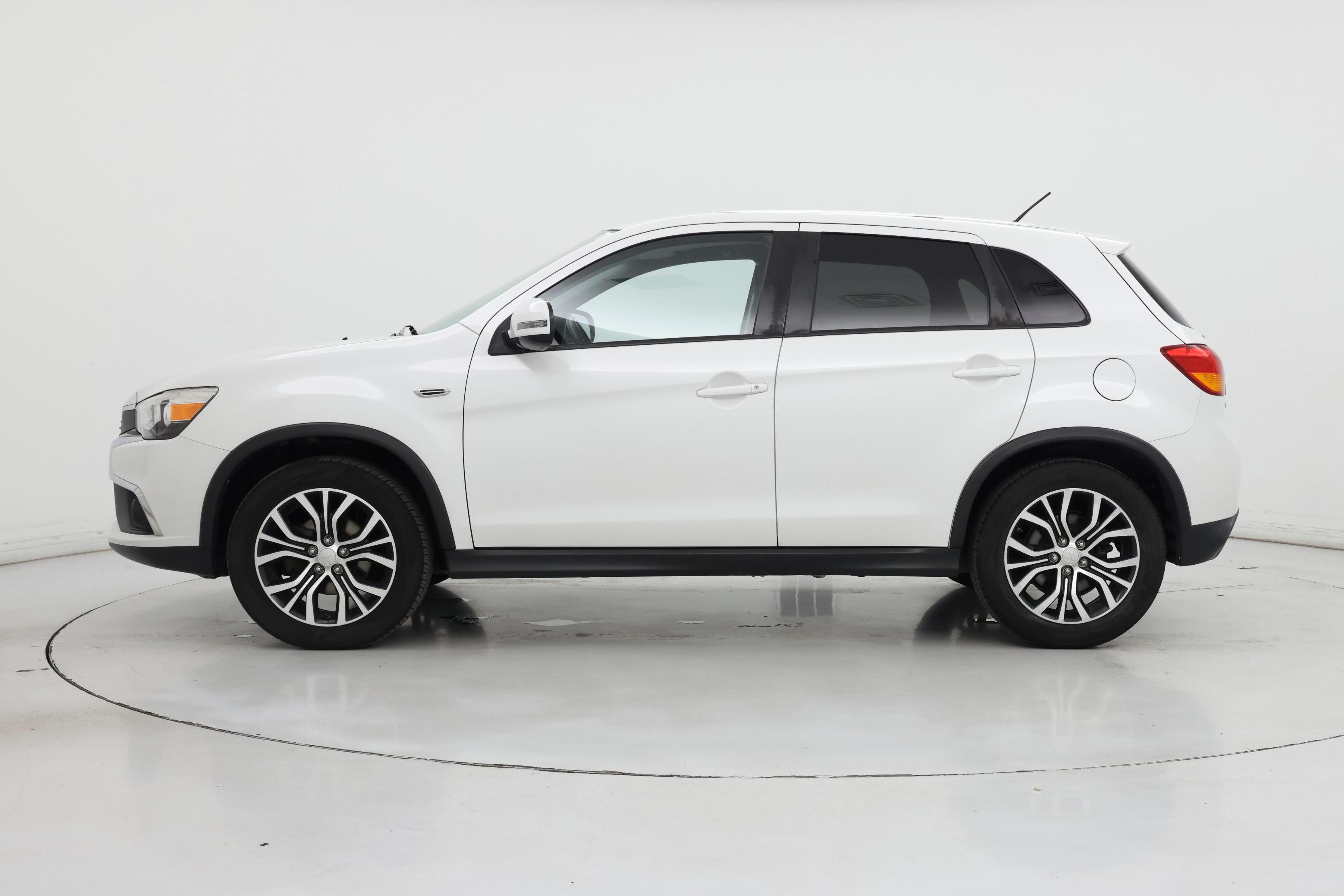 Thumbnail: 2016 Mitsubishi Outlander Sport - 3
