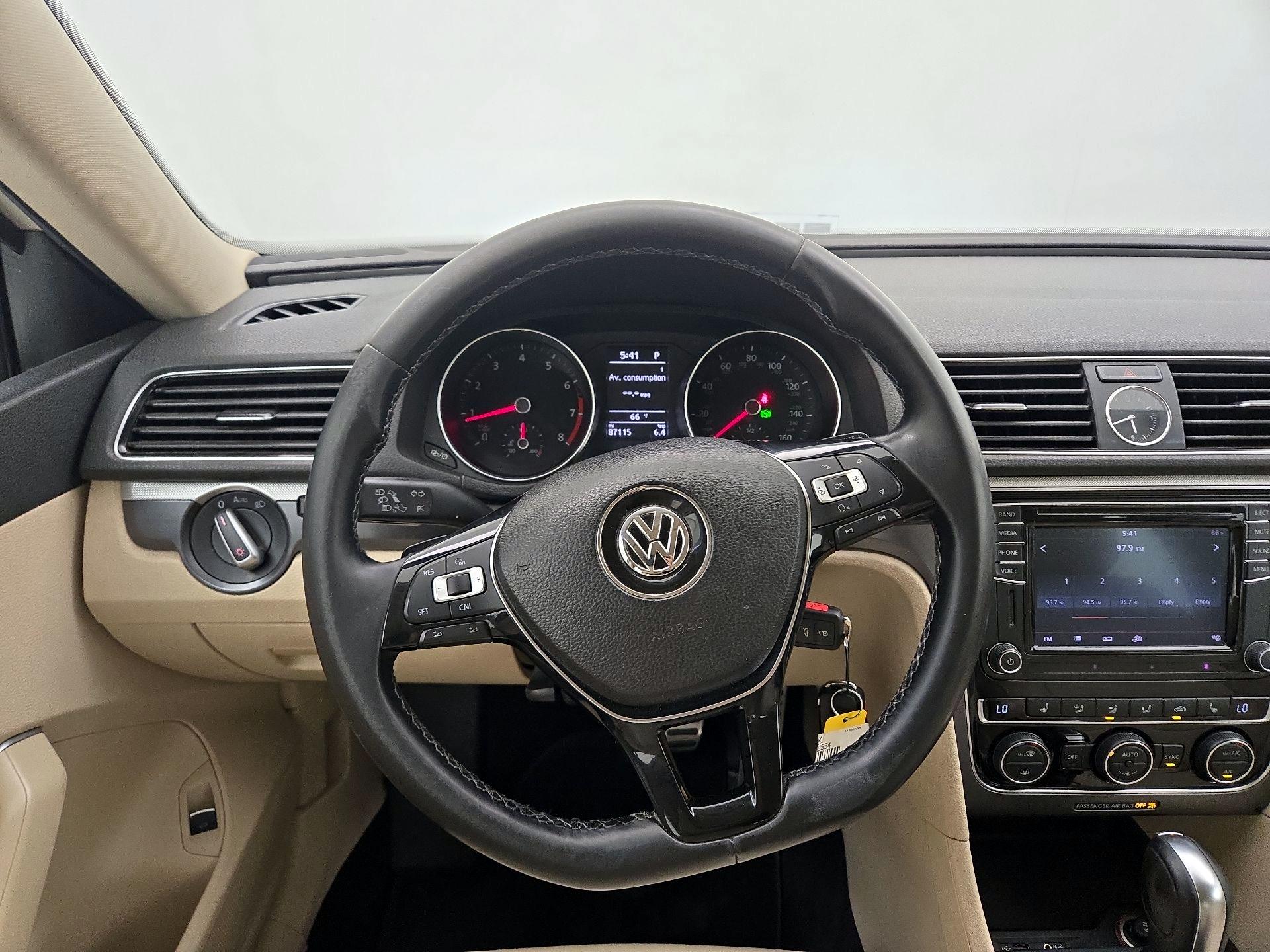 Thumbnail: 2017 Volkswagen Passat - 10