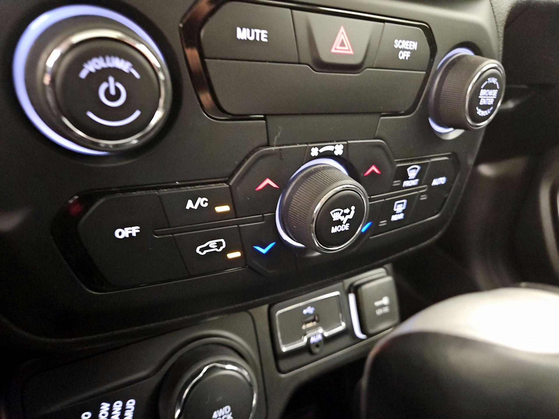 Thumbnail: 2019 Jeep Renegade - 16