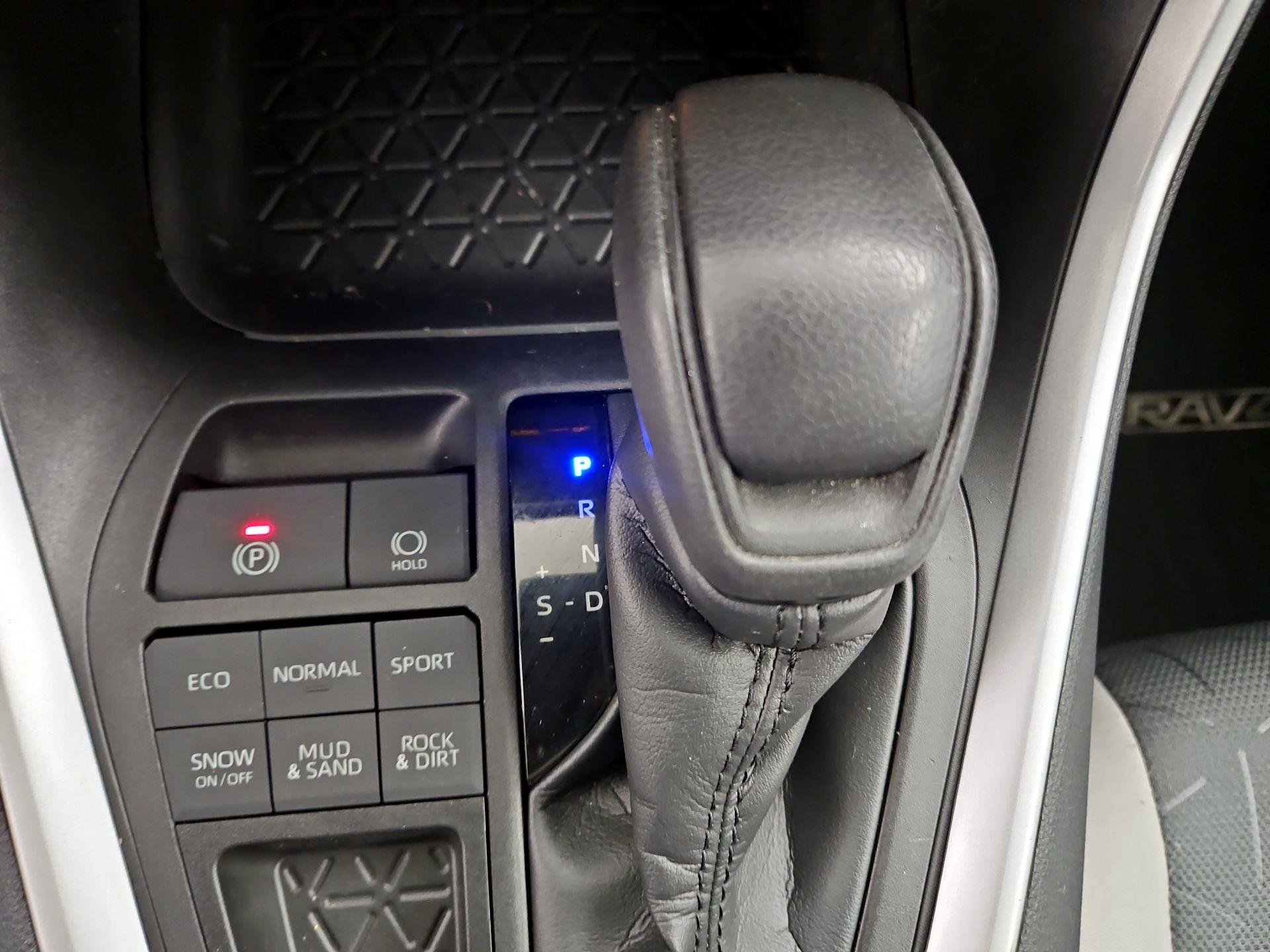 Thumbnail: 2021 Toyota RAV4 - 17