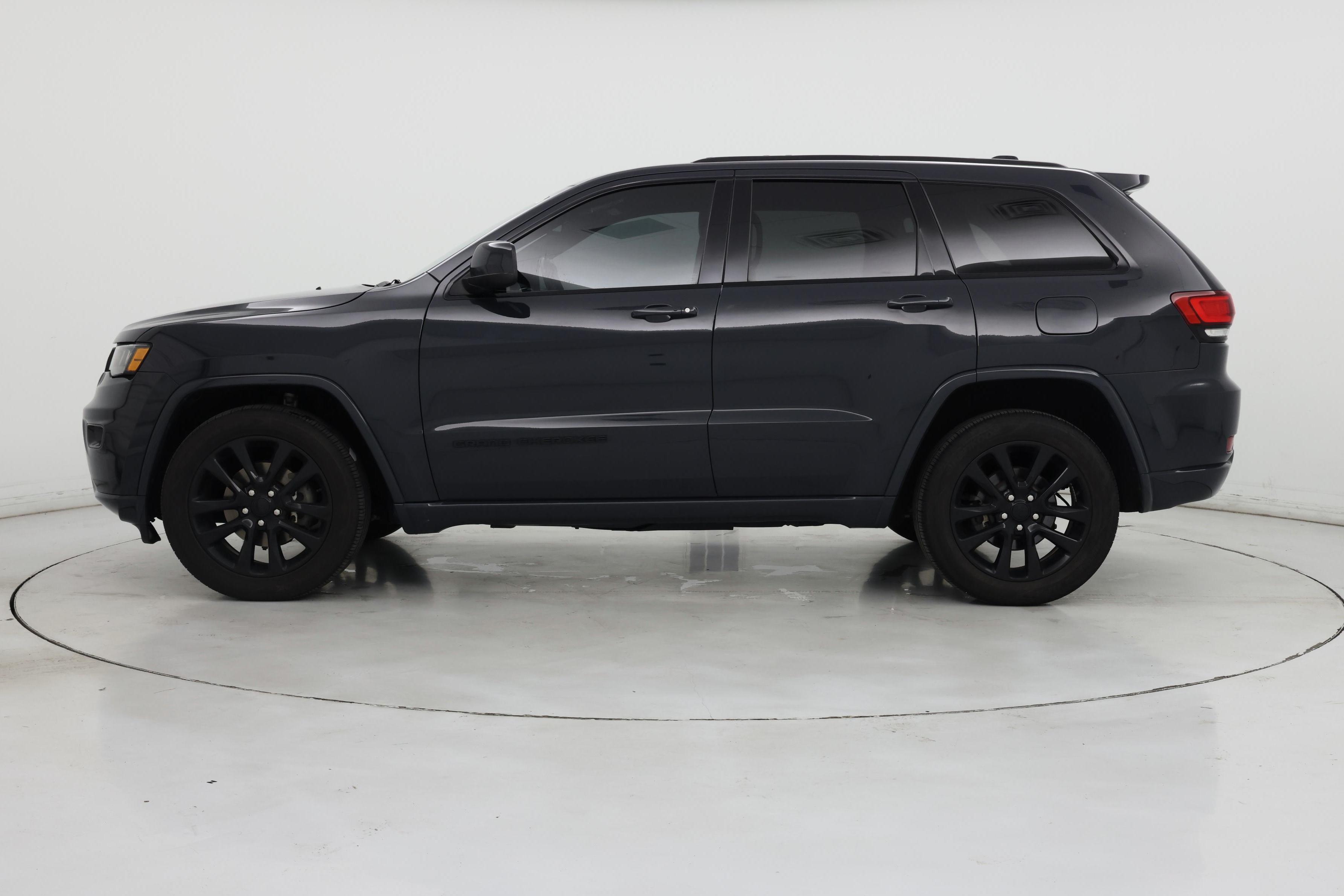 Thumbnail: 2018 Jeep Grand Cherokee - 3