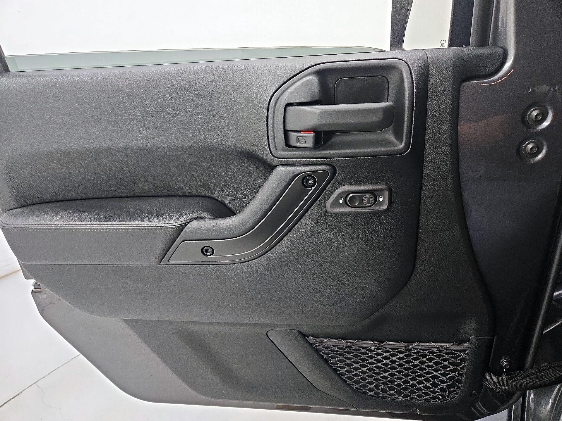 Thumbnail: 2017 Jeep Wrangler - 12