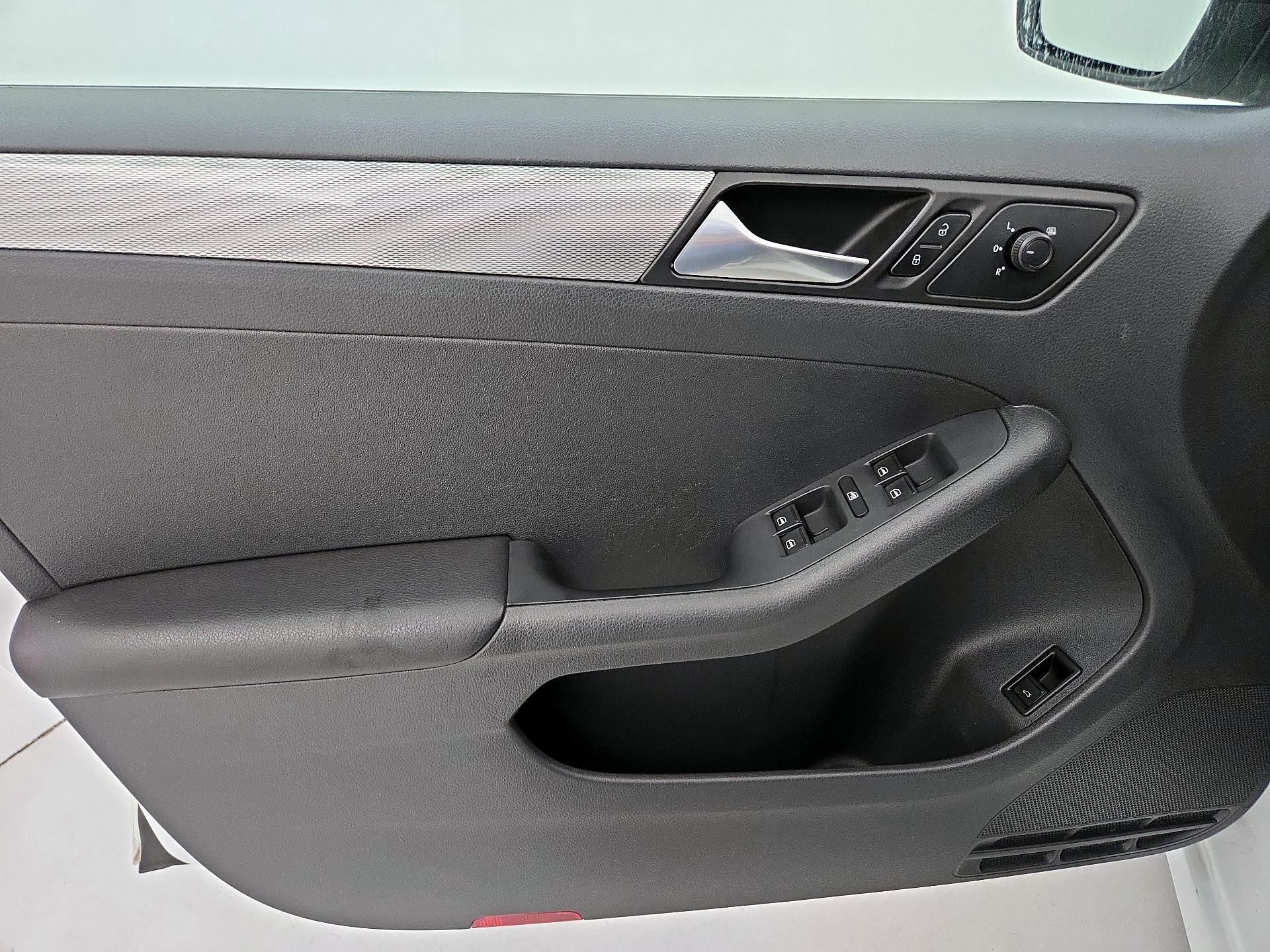 Thumbnail: 2015 Volkswagen Jetta - 12