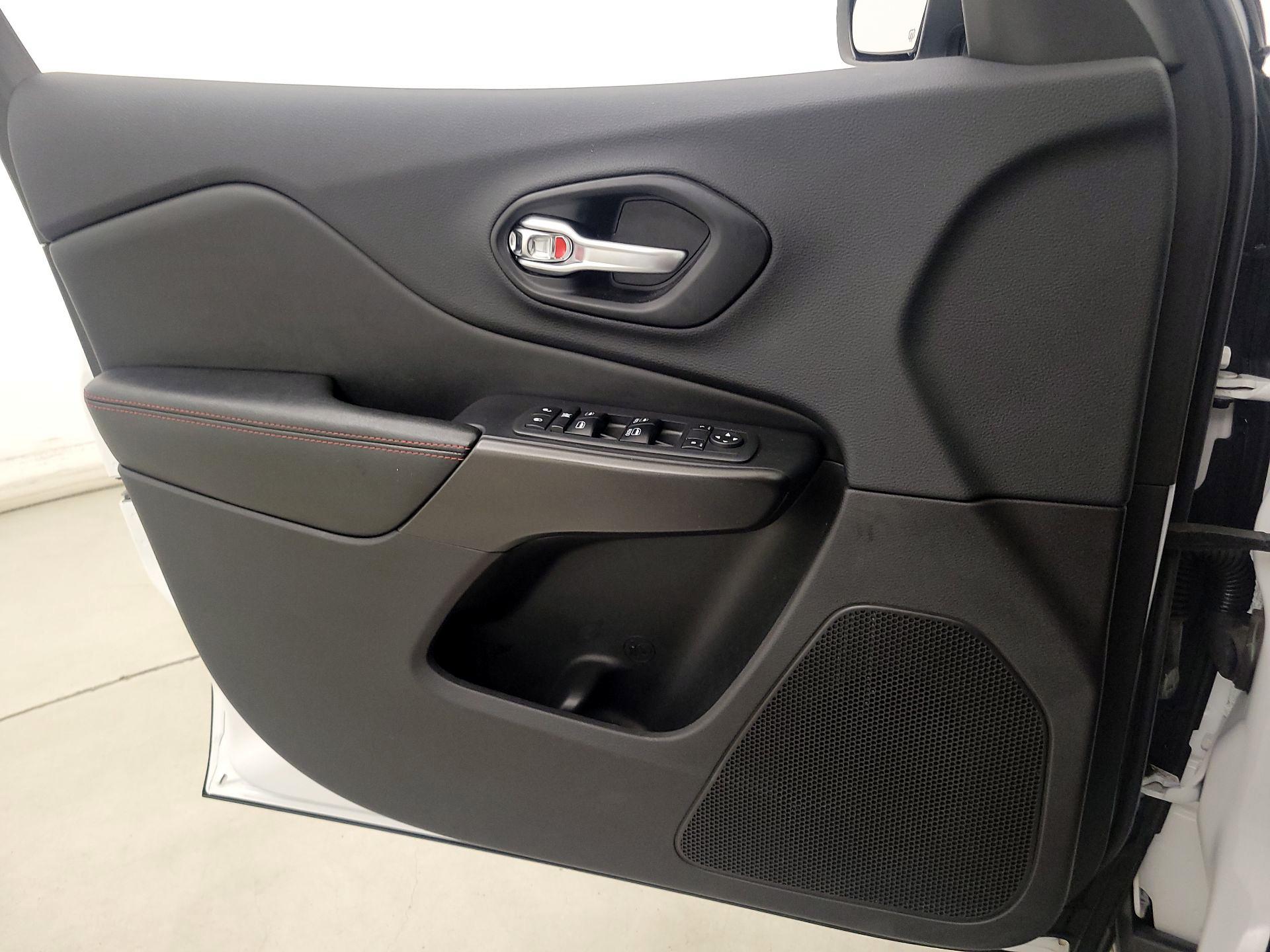 Thumbnail: 2019 Jeep Cherokee - 12