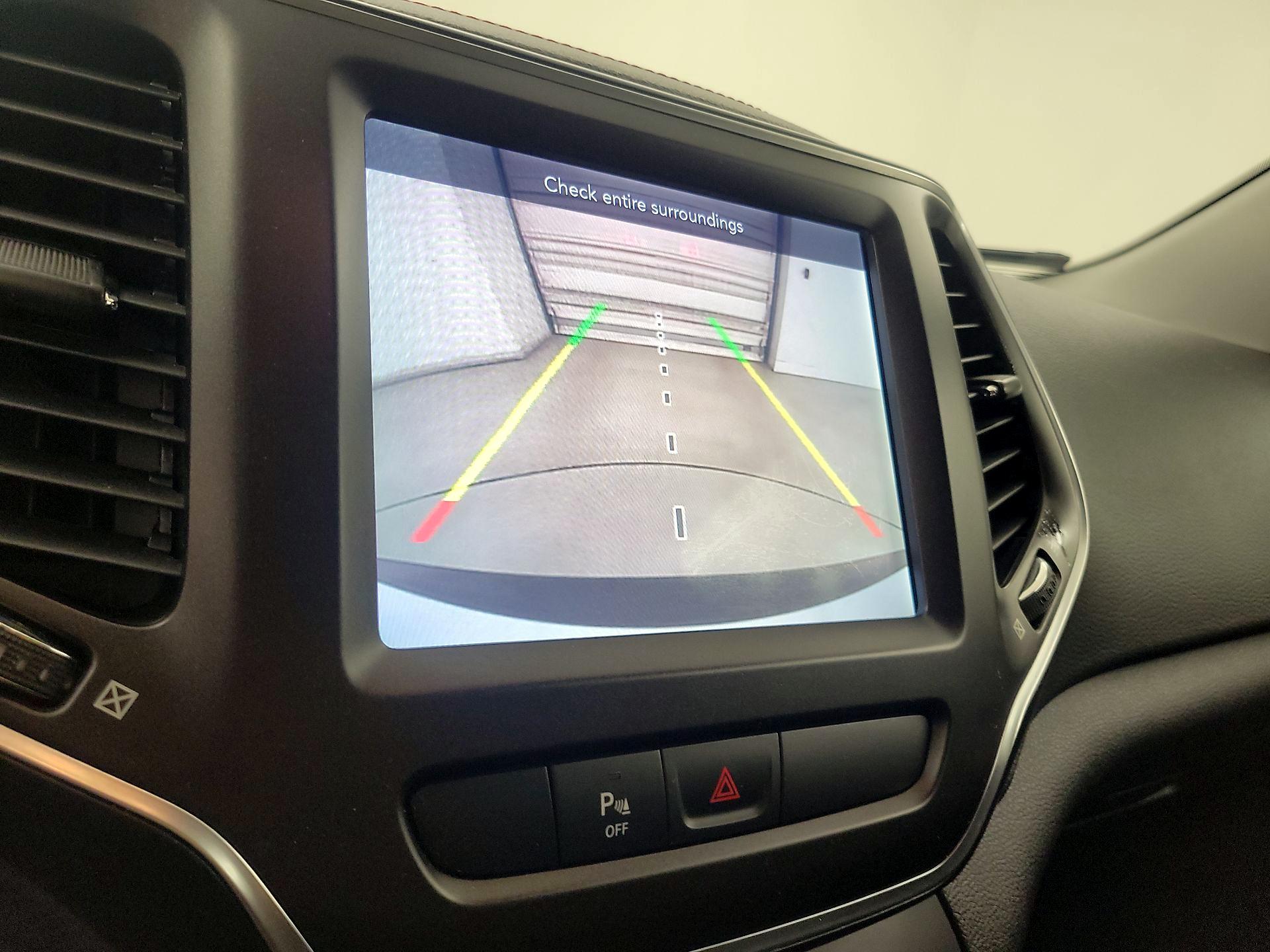 Thumbnail: 2019 Jeep Cherokee - 14