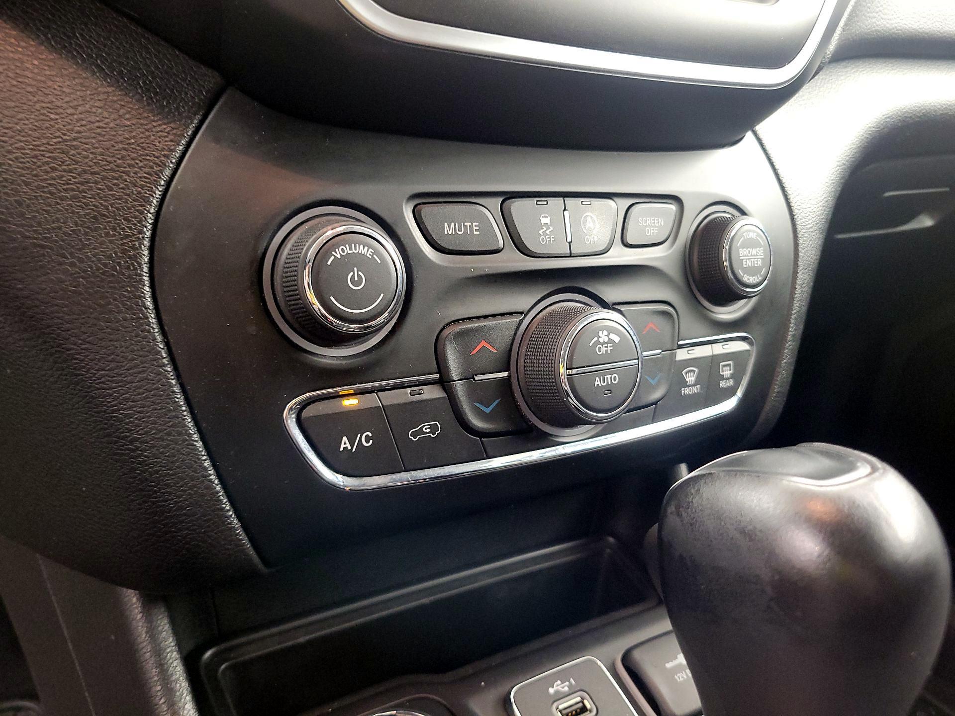 Thumbnail: 2019 Jeep Cherokee - 16
