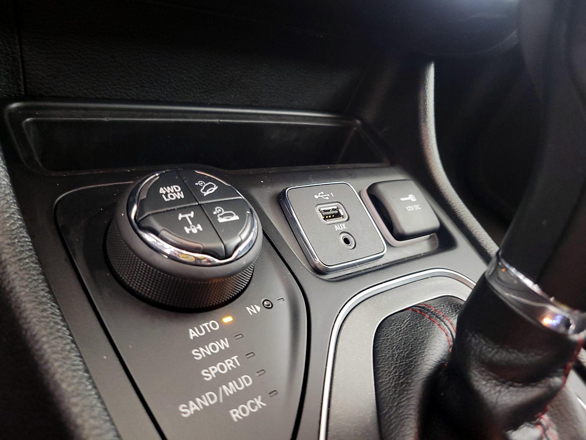 Thumbnail: 2019 Jeep Cherokee - 18