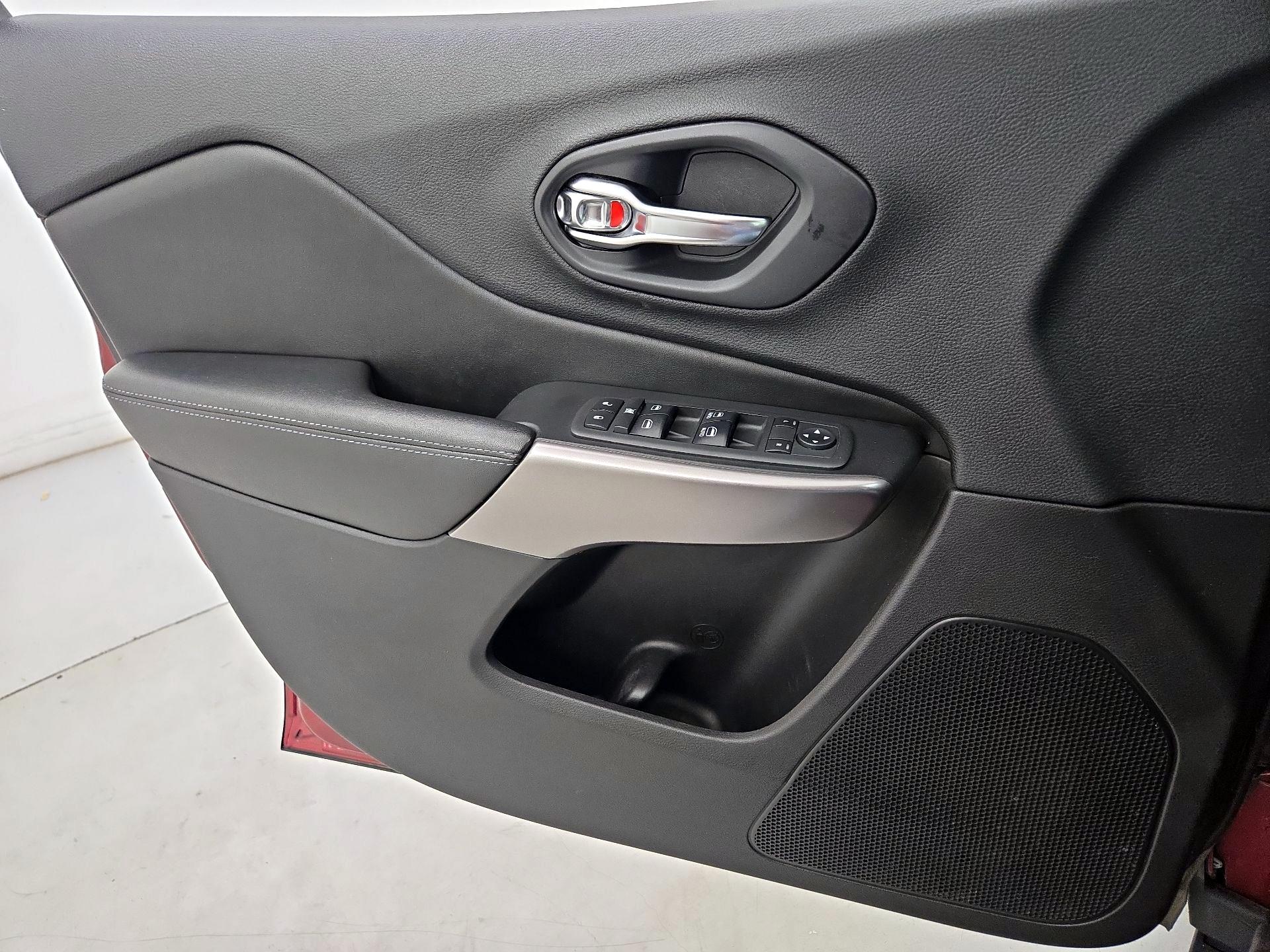 Thumbnail: 2019 Jeep Cherokee - 12
