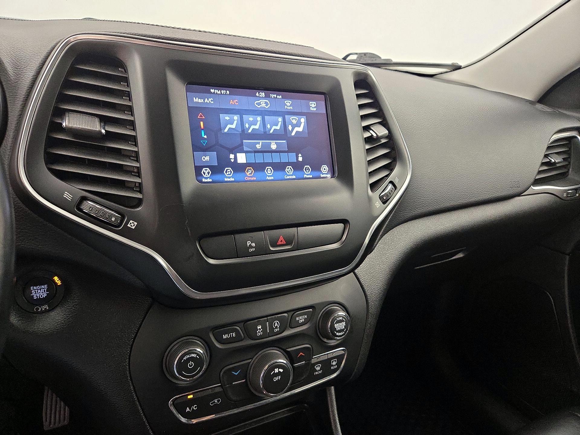 Thumbnail: 2019 Jeep Cherokee - 16