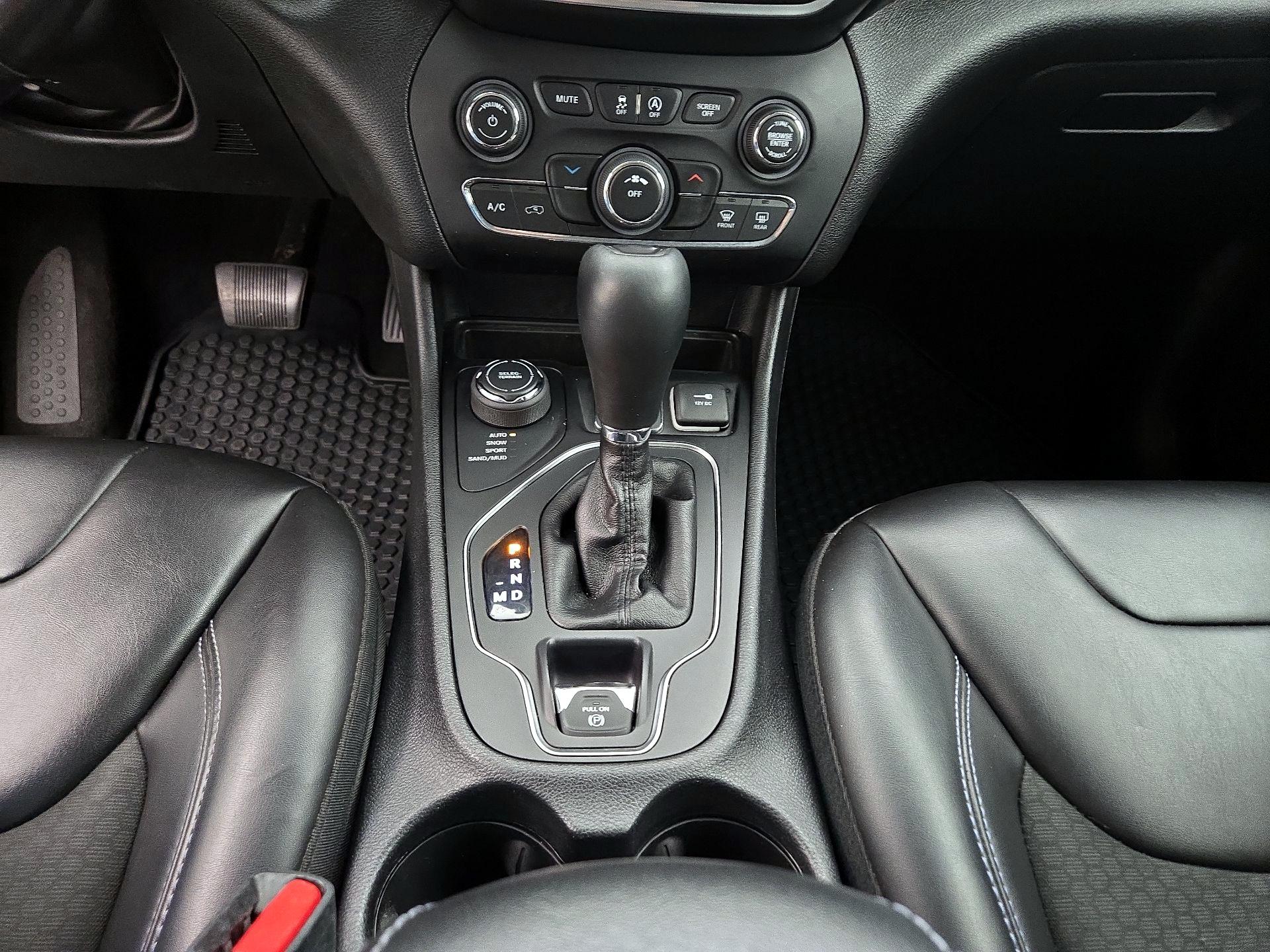 Thumbnail: 2019 Jeep Cherokee - 17