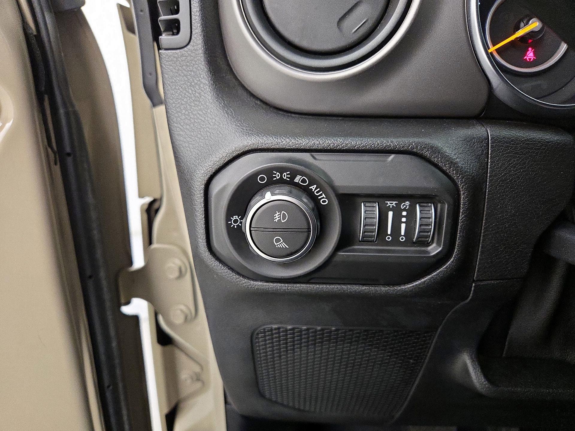Thumbnail: 2020 Jeep Gladiator - 13