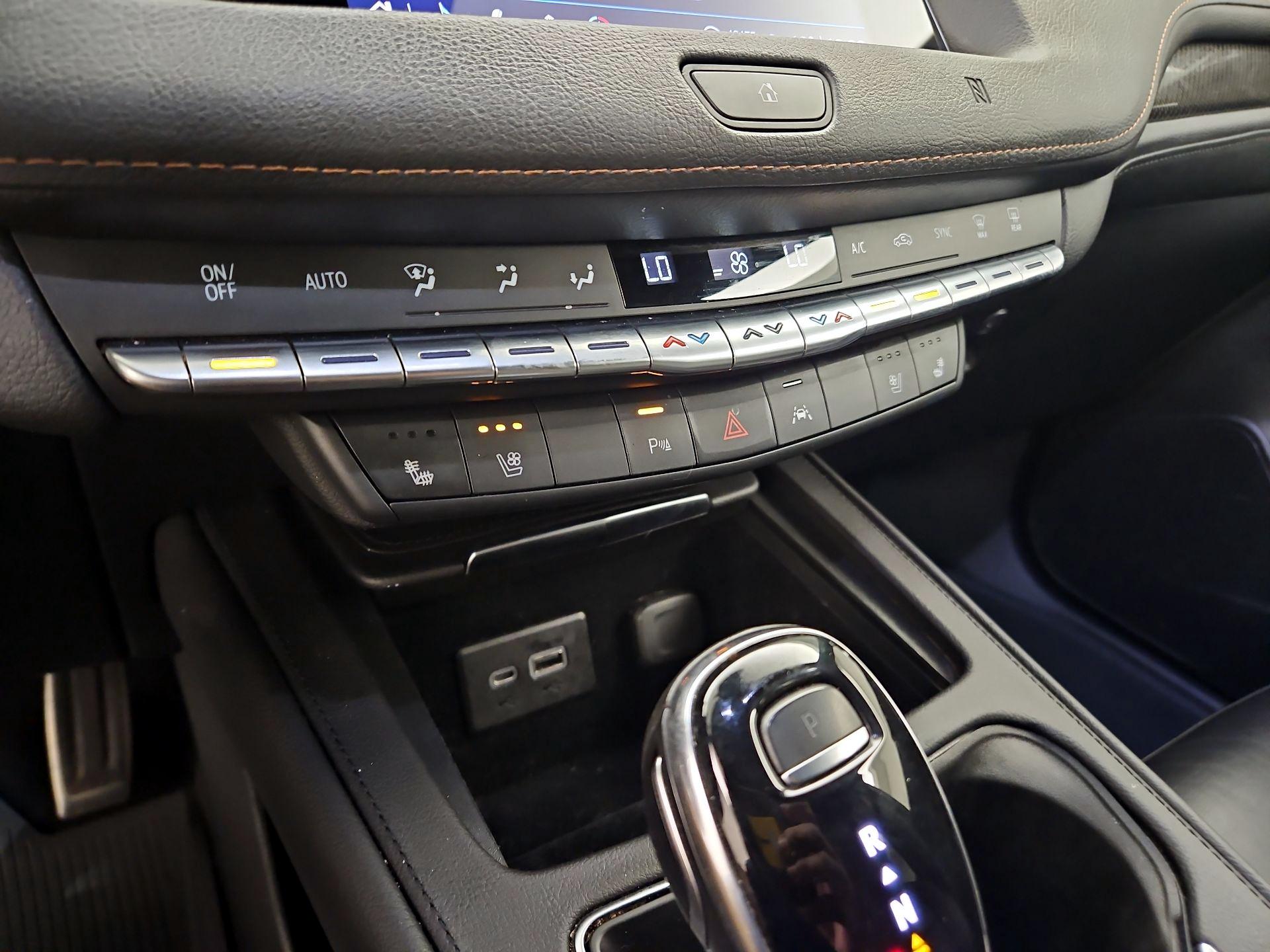 Thumbnail: 2021 Cadillac XT4 - 16