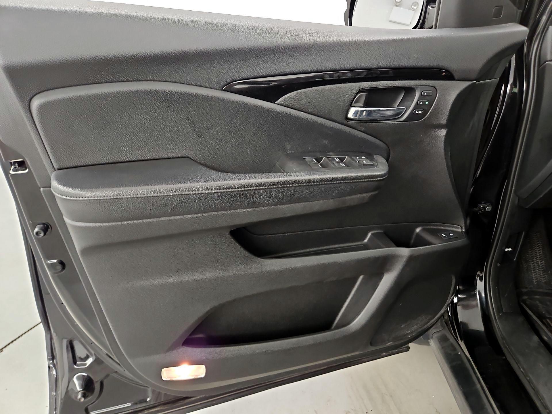Thumbnail: 2018 Honda Pilot - 12