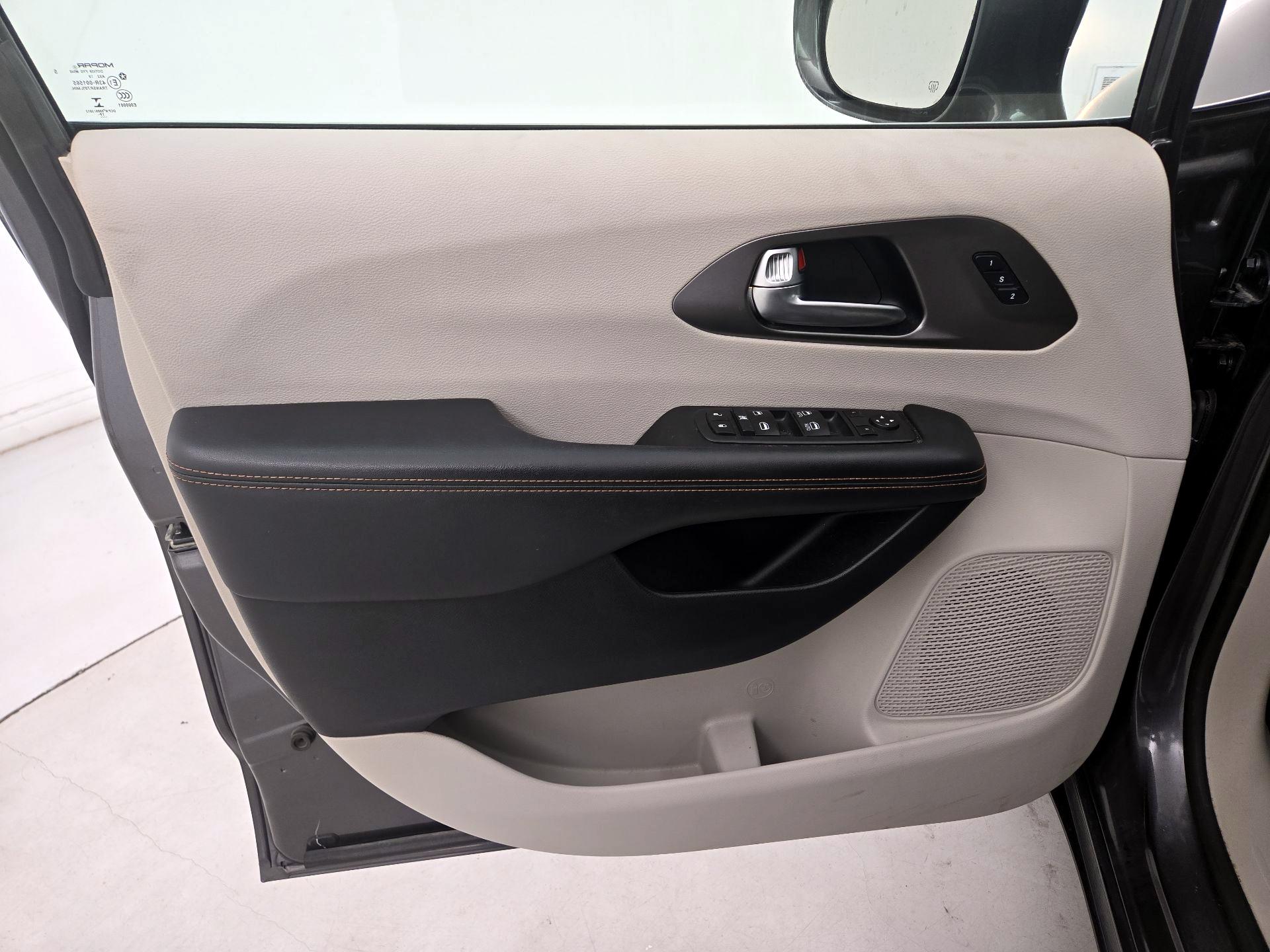 Thumbnail: 2020 Chrysler Pacifica - 12